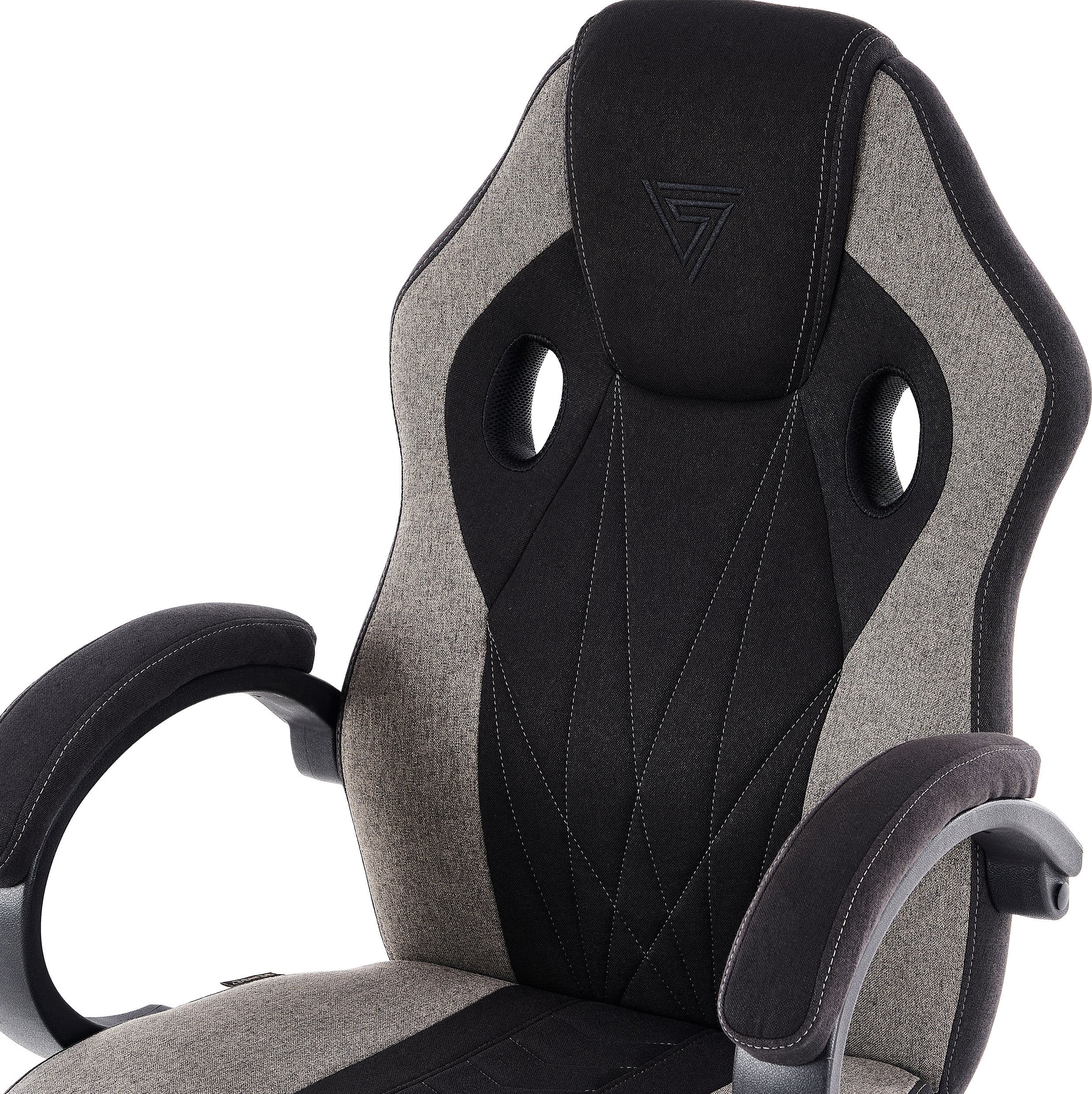 Nahaufnahme eines Gaming-Stuhls mit grauem und schwarzem Stoff. Merkmale sind Logo und Nähte.