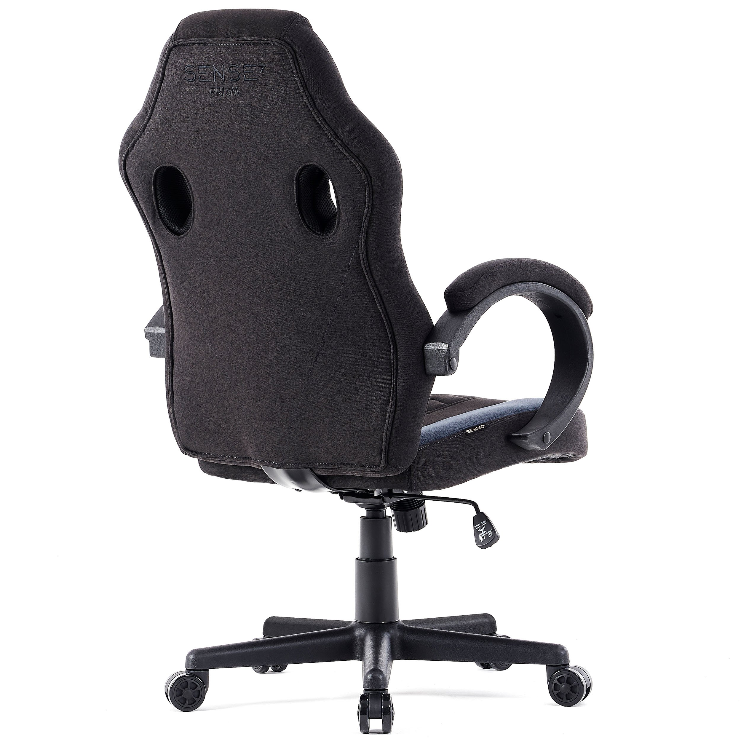 Schwarzer Gaming-Stuhl von hinten mit Logo, Löchern und Rollen.