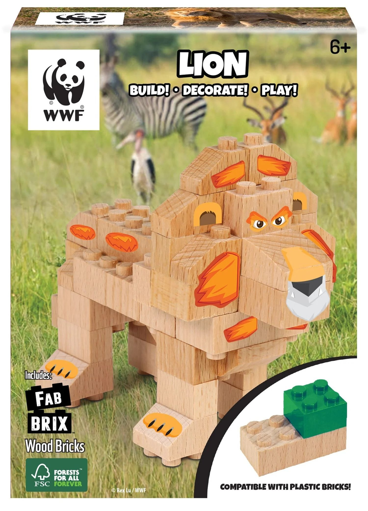 Ein Holz-Löwe aus Blöcken, mit WWF-Logo und Hintergrund mit Tieren.