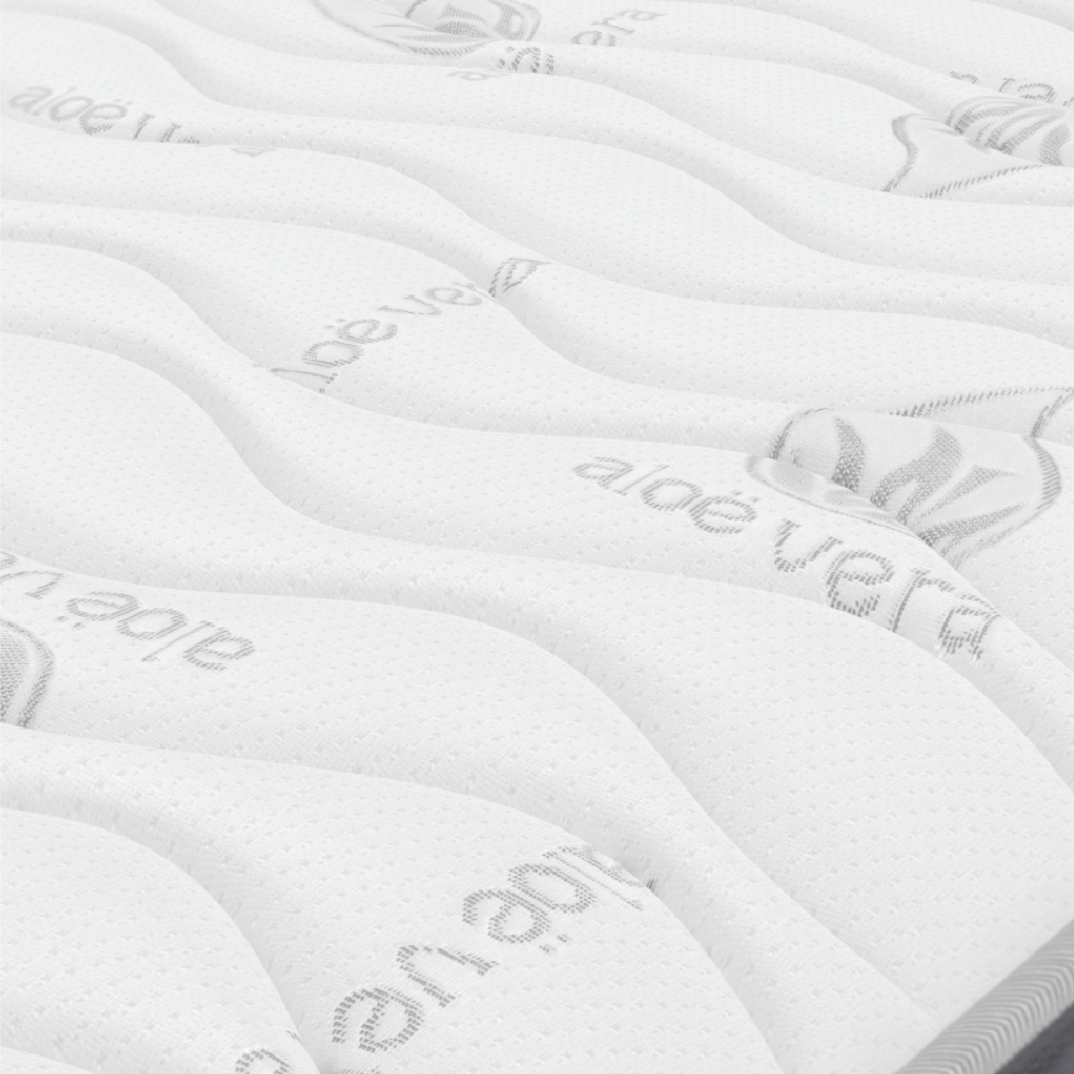 Un colchón blanco con el texto en relieve "aloe vera" repetido en la superficie.