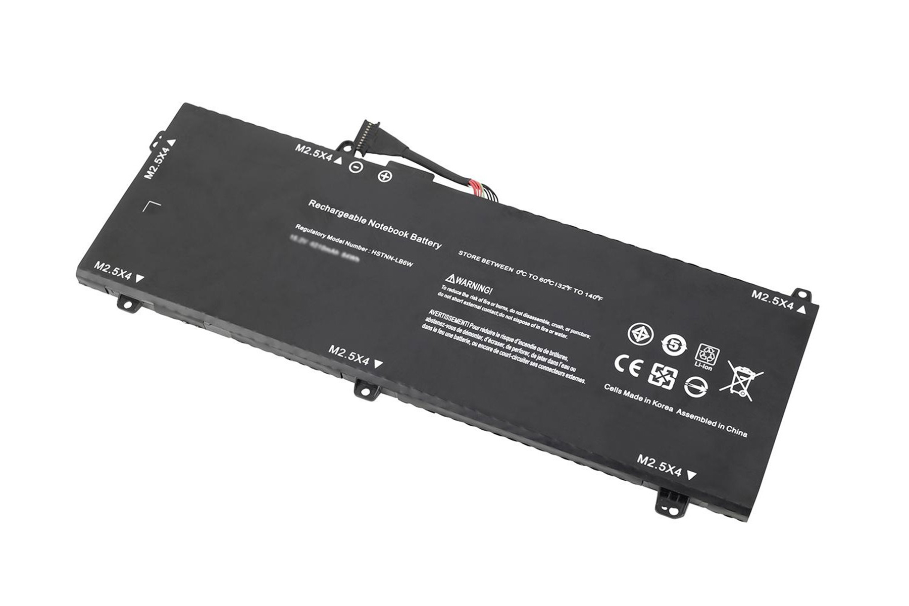 Batteria ricaricabile per notebook nera con etichette e connettore, isolata su bianco.