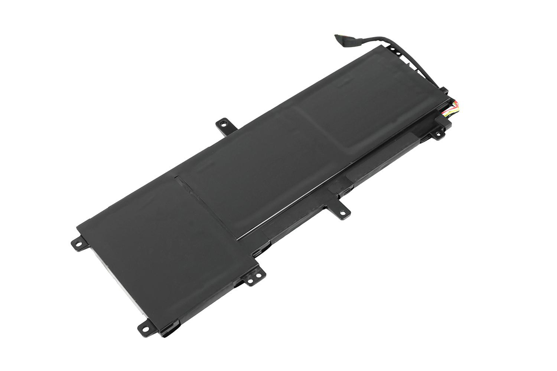 Batteria nera per laptop su sfondo bianco. Rettangolare, con copertura e connettori neri.