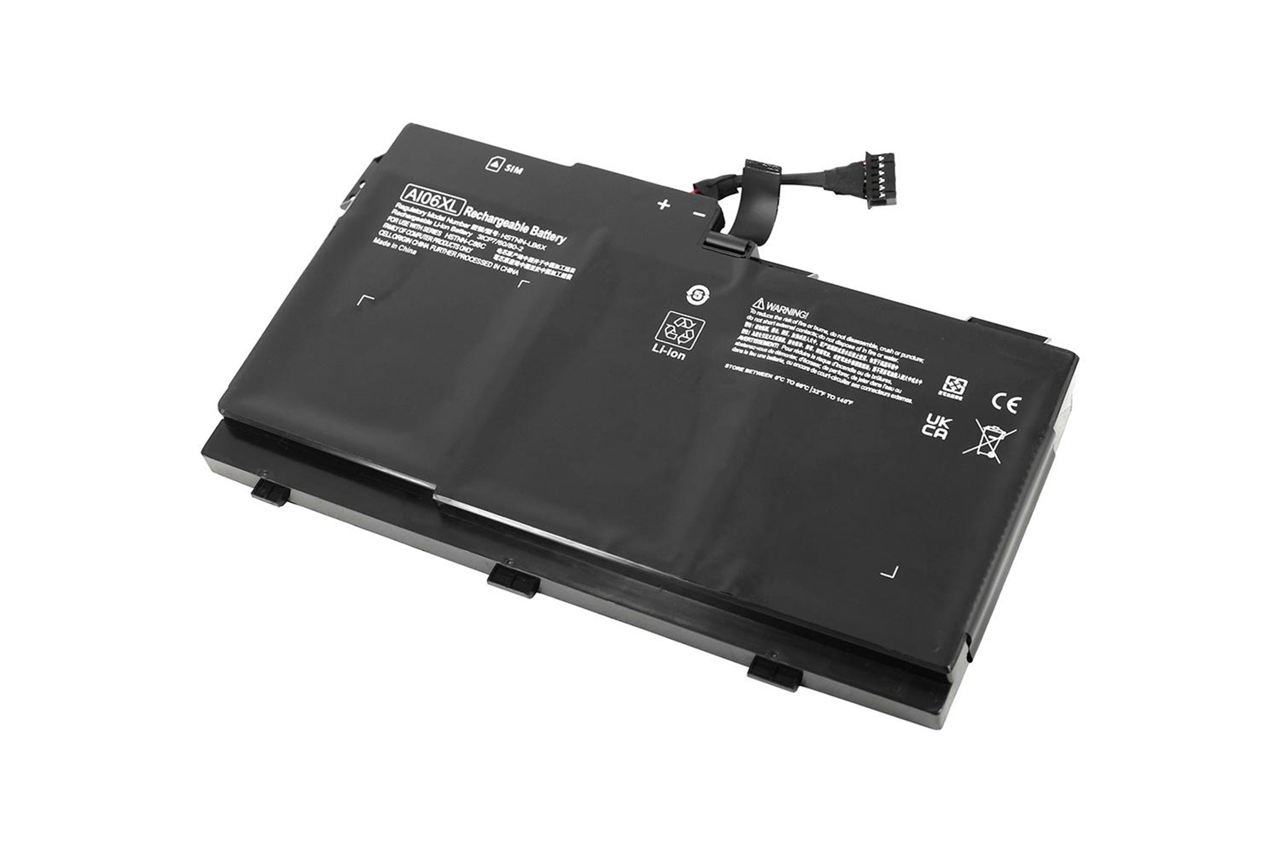 Batteria per laptop nera con etichette, sfondo bianco. Ha un cavo di collegamento.