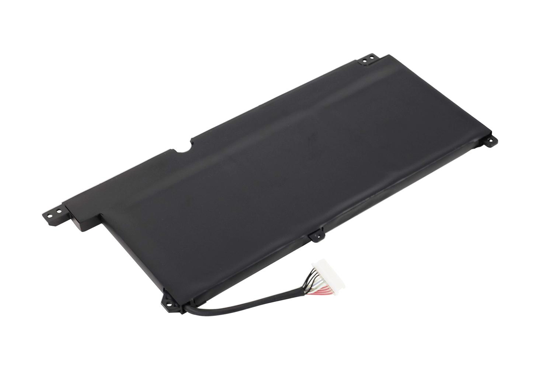 Batteria per laptop nera con un filo collegato. Si trova su uno sfondo bianco.