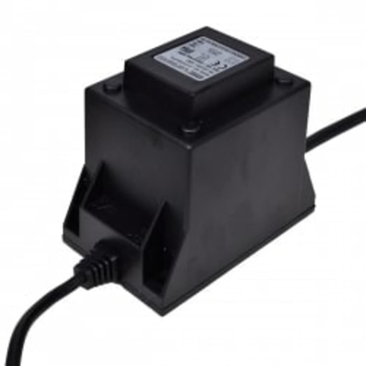 Adaptador de corriente negro con cable. El adaptador tiene forma rectangular. Fondo blanco.