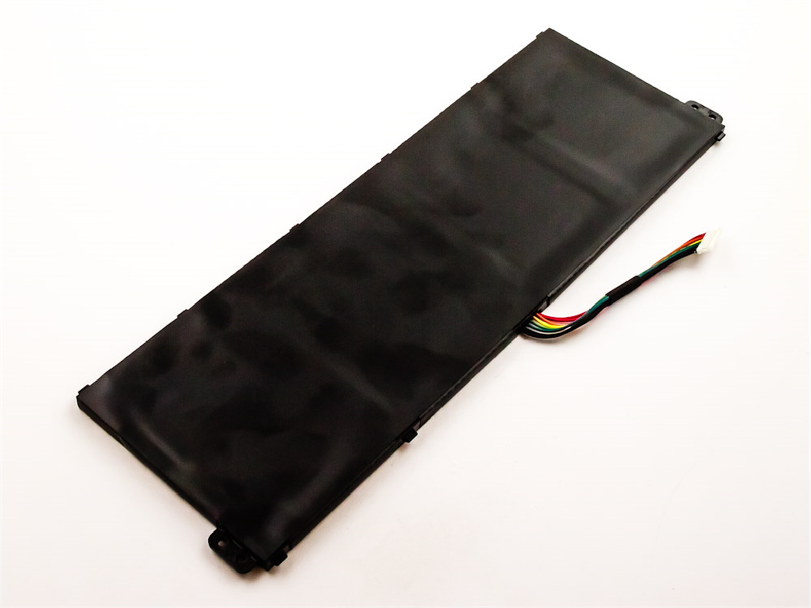 Ein schwarzer Laptop-Akku mit Kabeln und Stecker auf weißem Hintergrund.