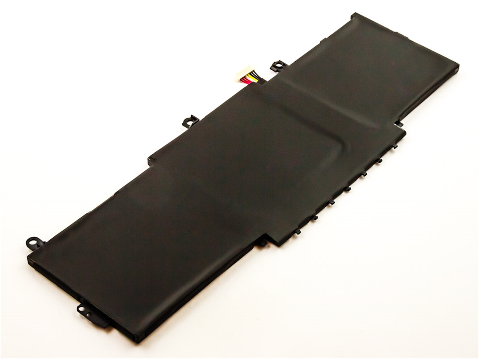Ein schwarzer, rechteckiger Laptop-Akku mit mehreren Anschlüssen. Er ist vor weißem Hintergrund platziert.