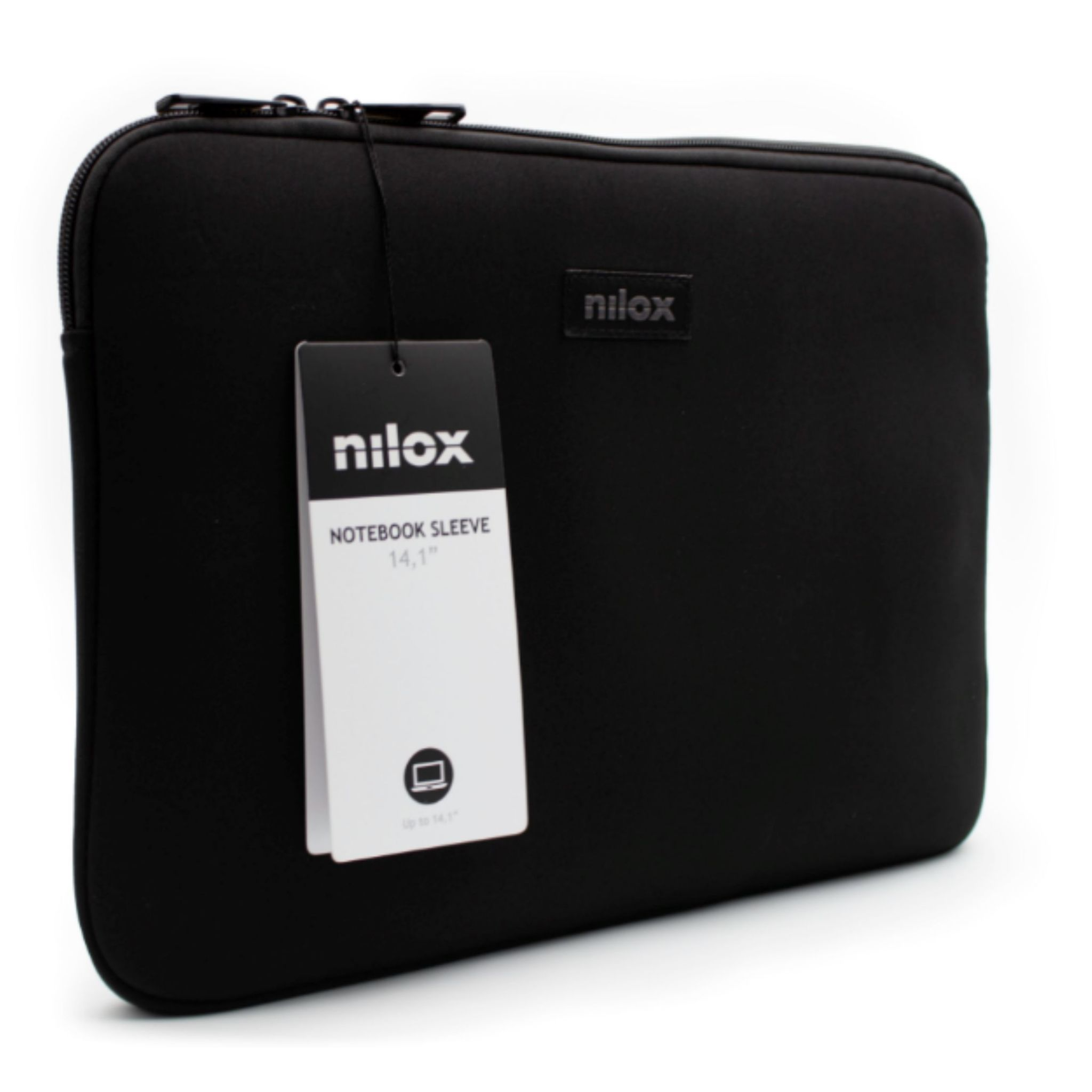 Custodia per laptop nera con etichetta. Il marchio è nilox e la custodia è per un notebook da 14,1".