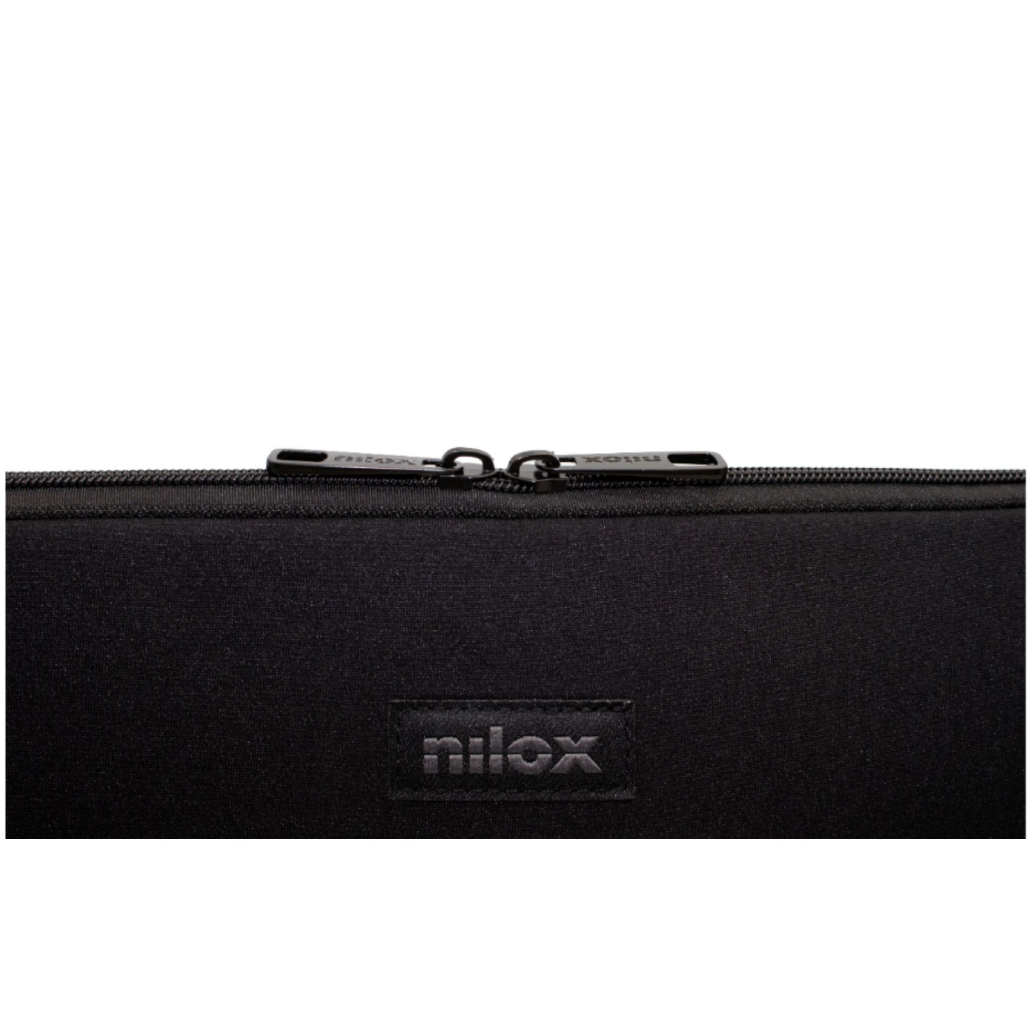 Custodia per laptop nera con il marchio "nilox". Cerniera visibile.
