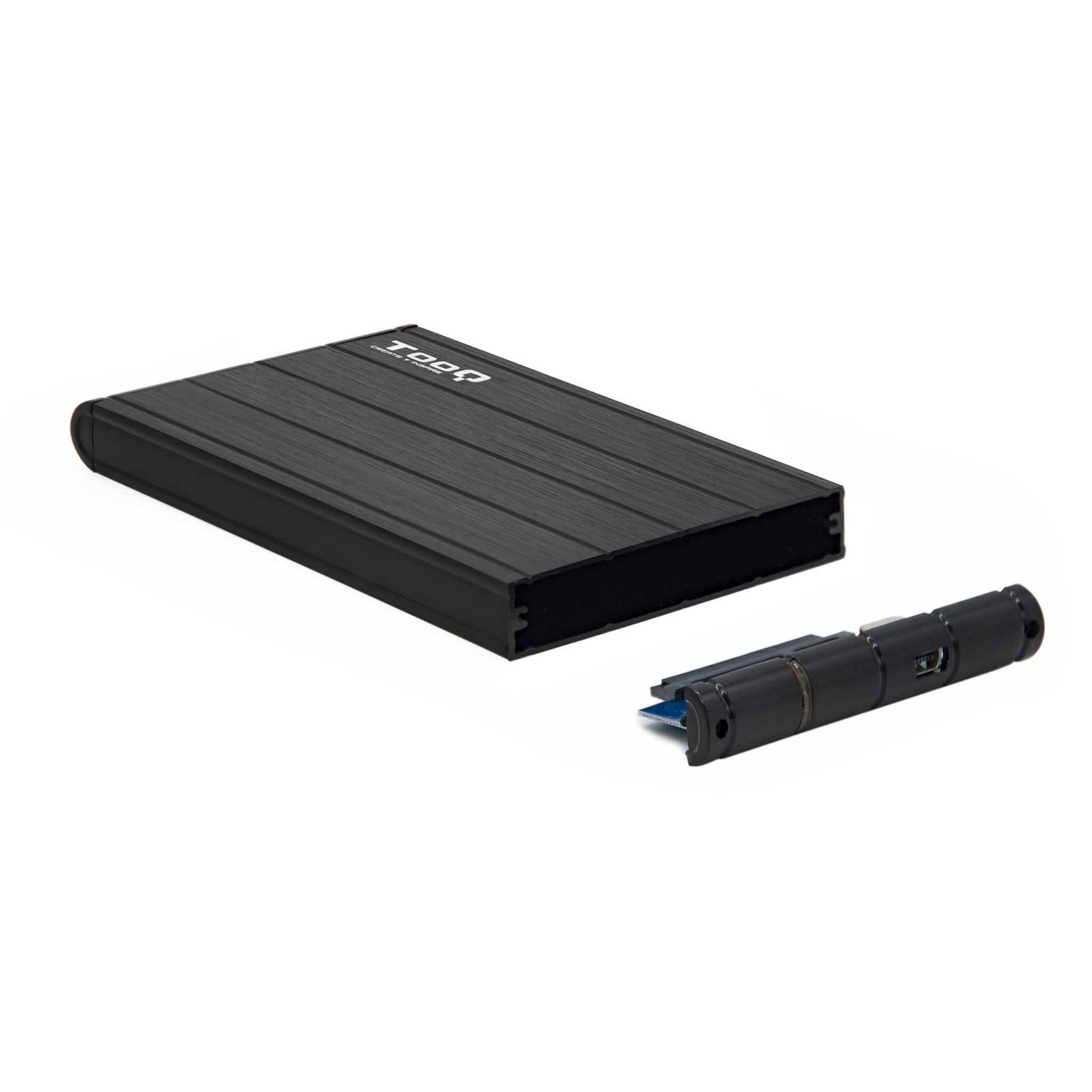 Un disco duro externo negro con un conector separado al lado, sobre una superficie blanca.