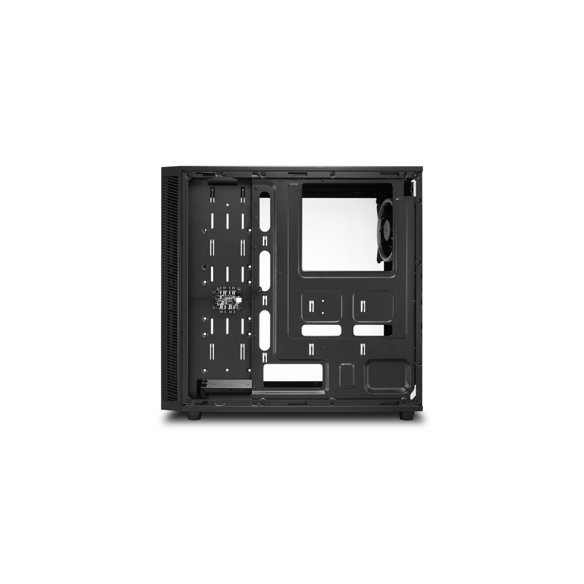 Un case per computer aperto, vuoto all'interno. Il case è nero con diverse aperture e una ventola.