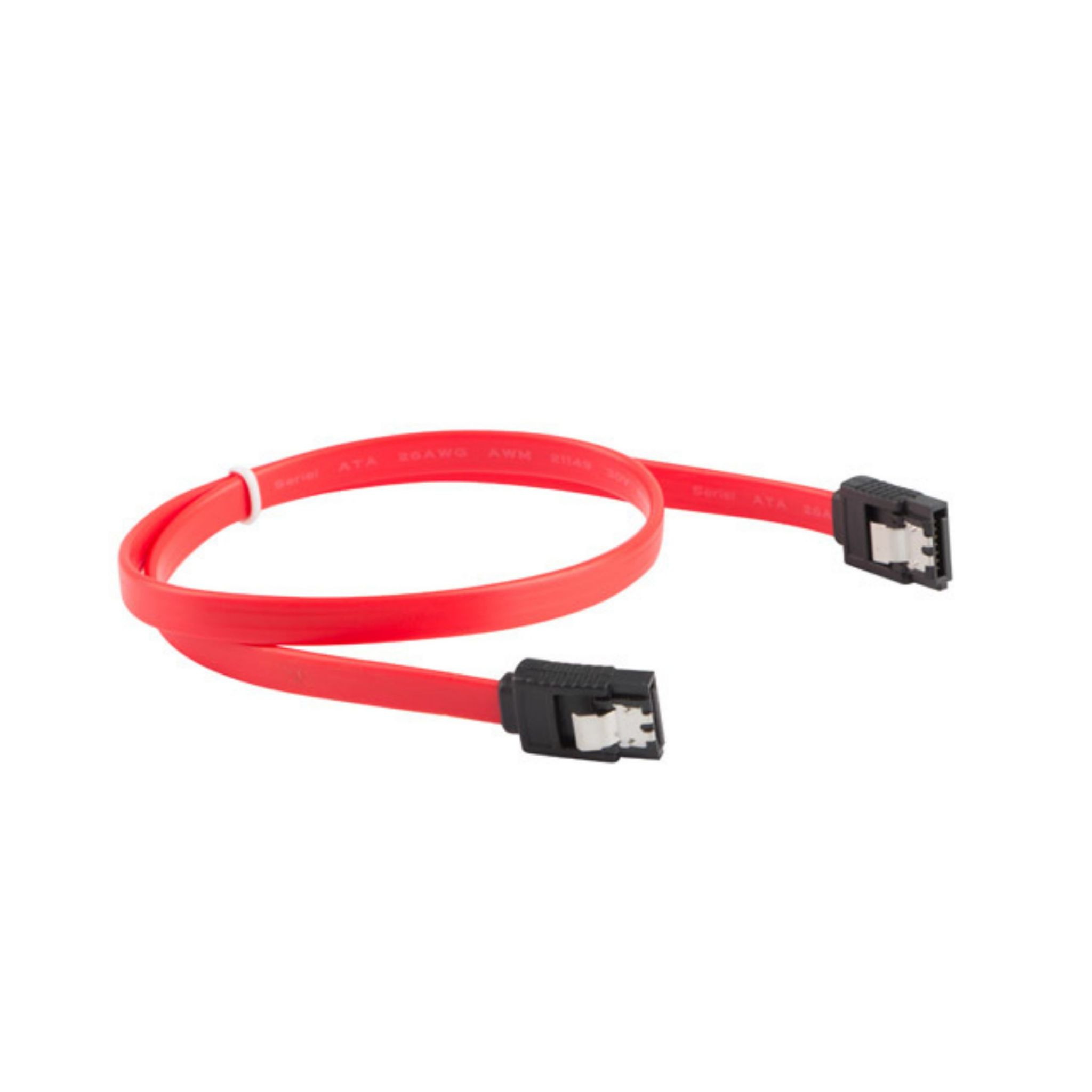 Rode SATA-kabel met zwarte connectoren, gebogen, op een witte achtergrond. Serial ATA 3G, 26AWG, AWM, 80°C, 300V.