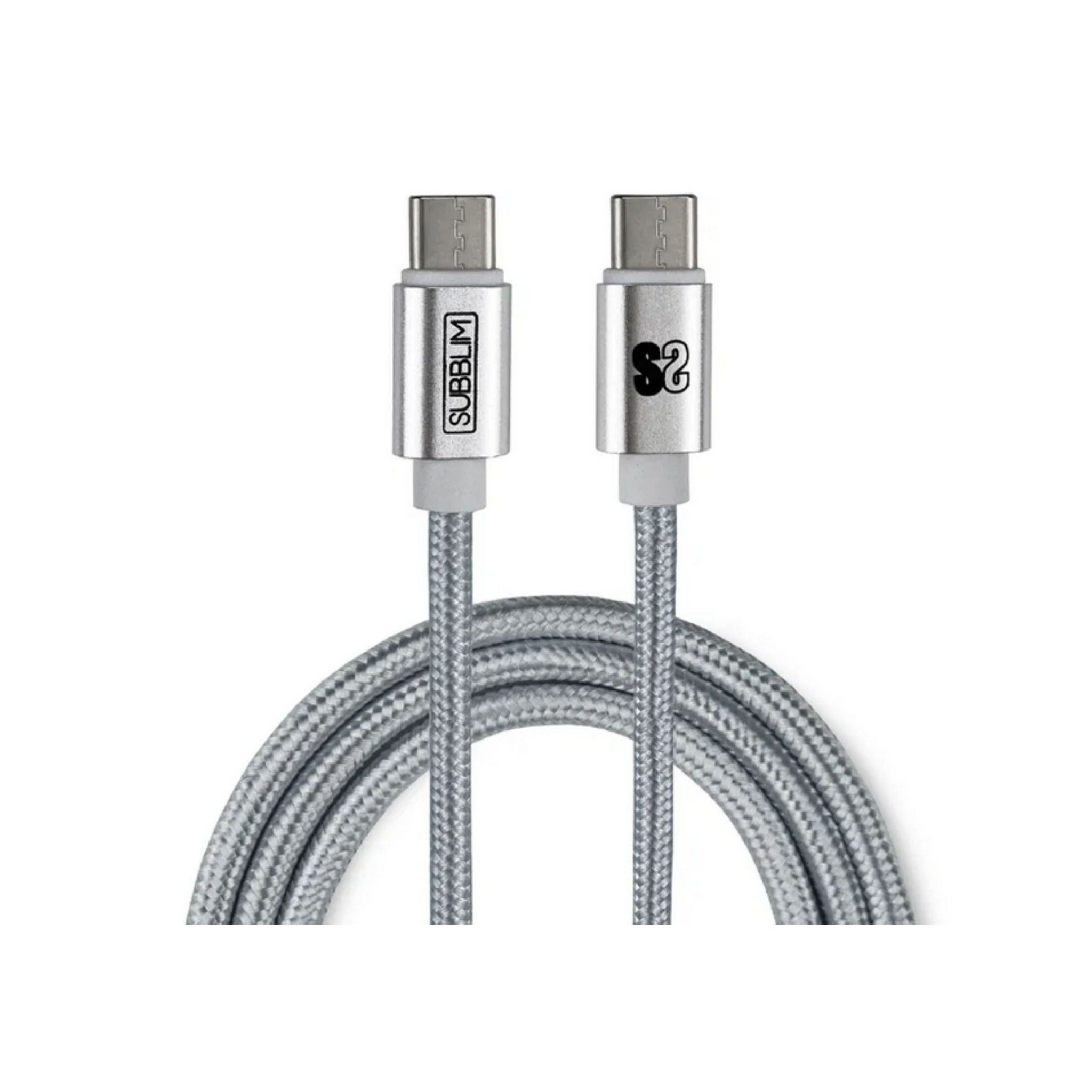 Cable USB-C plateado. Ambos extremos tienen conectores plateados. Fondo blanco.