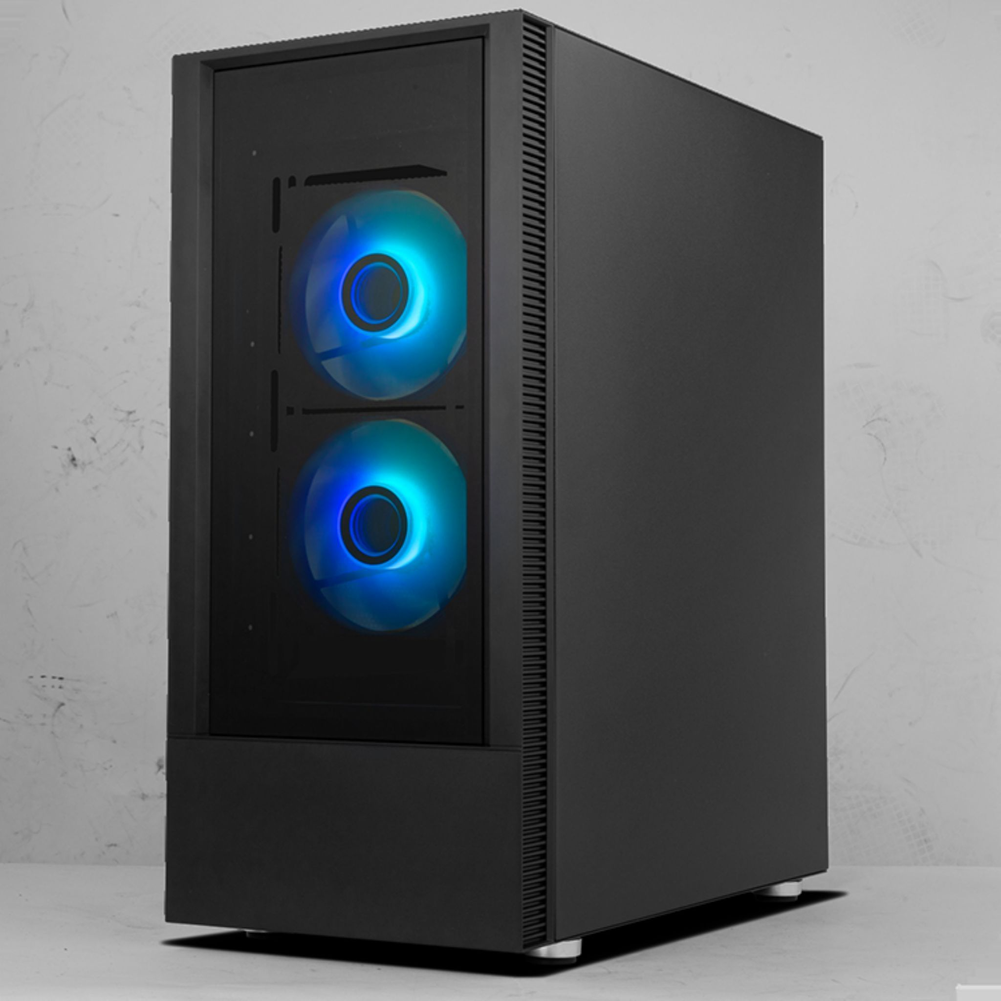 Czarna obudowa komputera z dwoma niebieskimi wentylatorami. Szare tło.