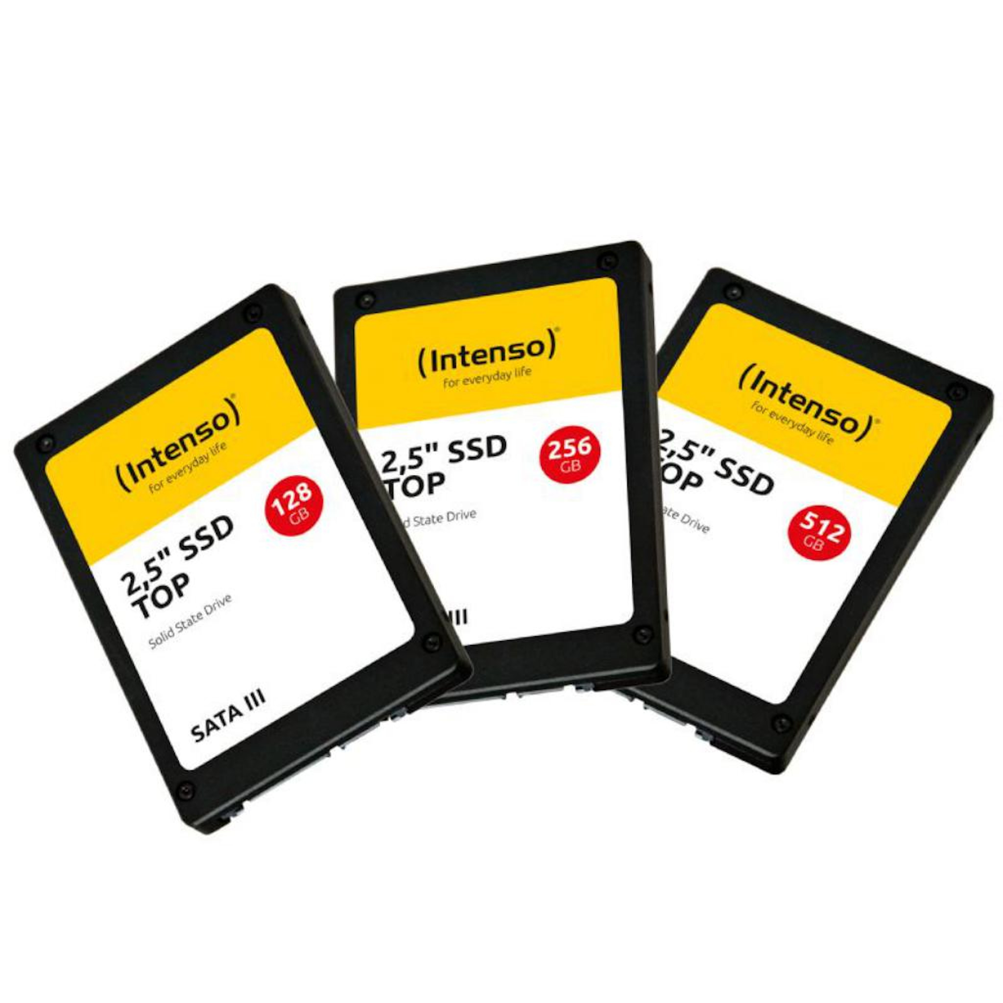 Trzy czarne dyski SSD z żółtymi etykietami, wyświetlającymi różne pojemności, na białym tle.
