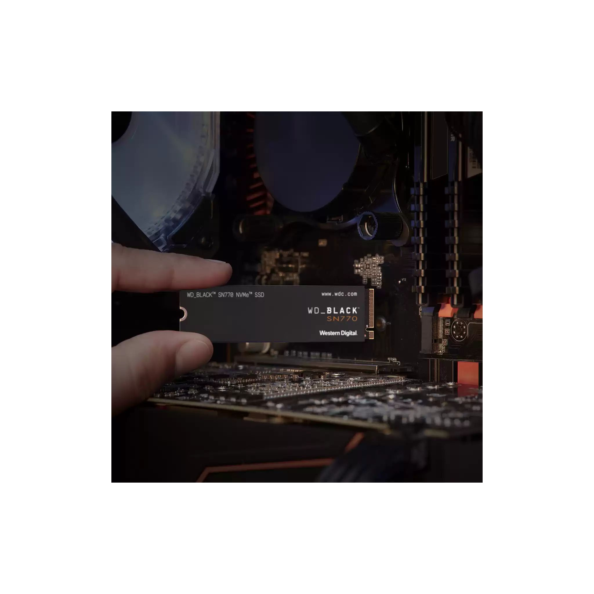 Czarna karta SSD, trzymana przez dłoń, z napisem 'WD_BLACK SN770 NVMe SSD'. Tło jest ciemne.
