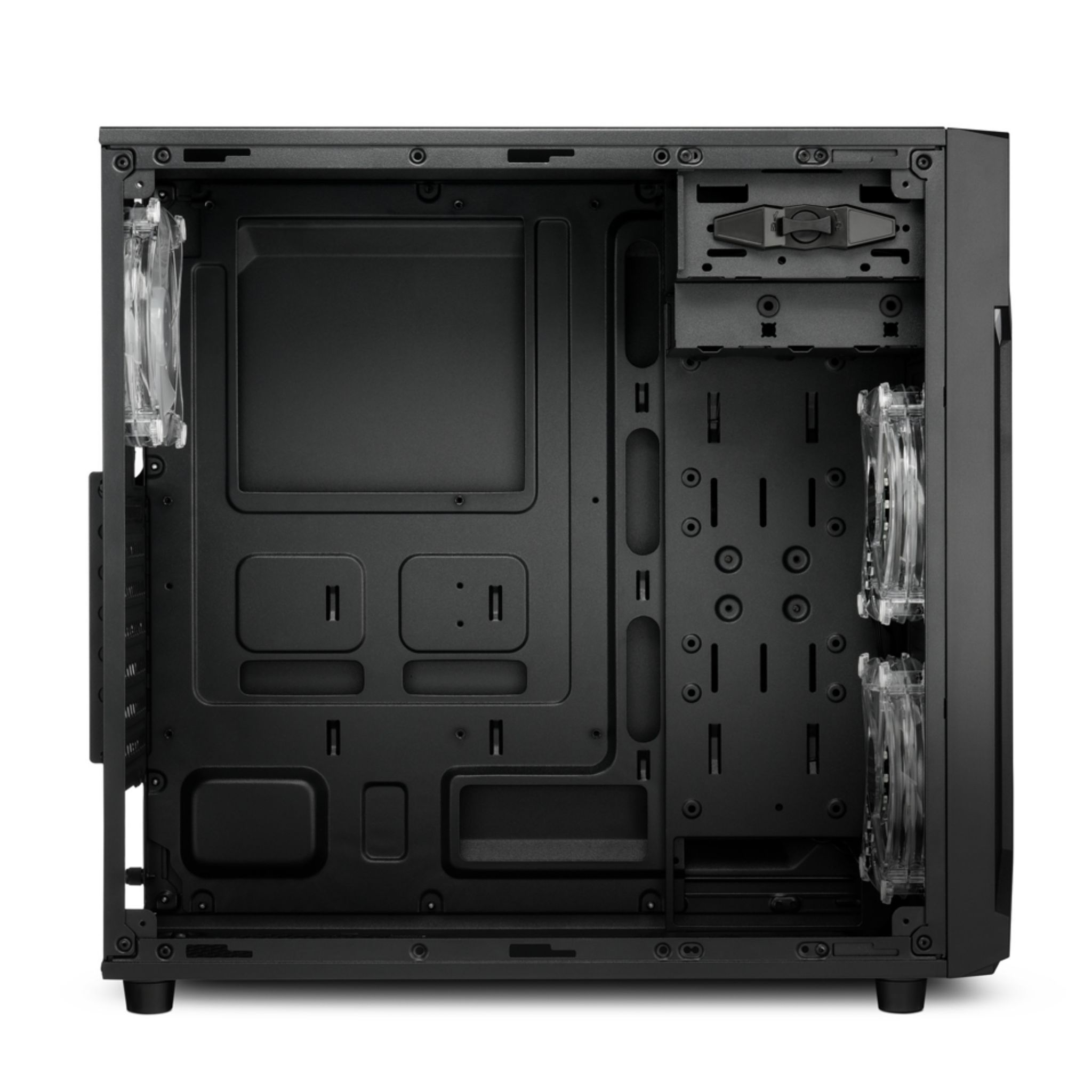 Schwarzes Computergehäuse, leerer Innenraum, mit Lüftern, schwarzer Hintergrund.