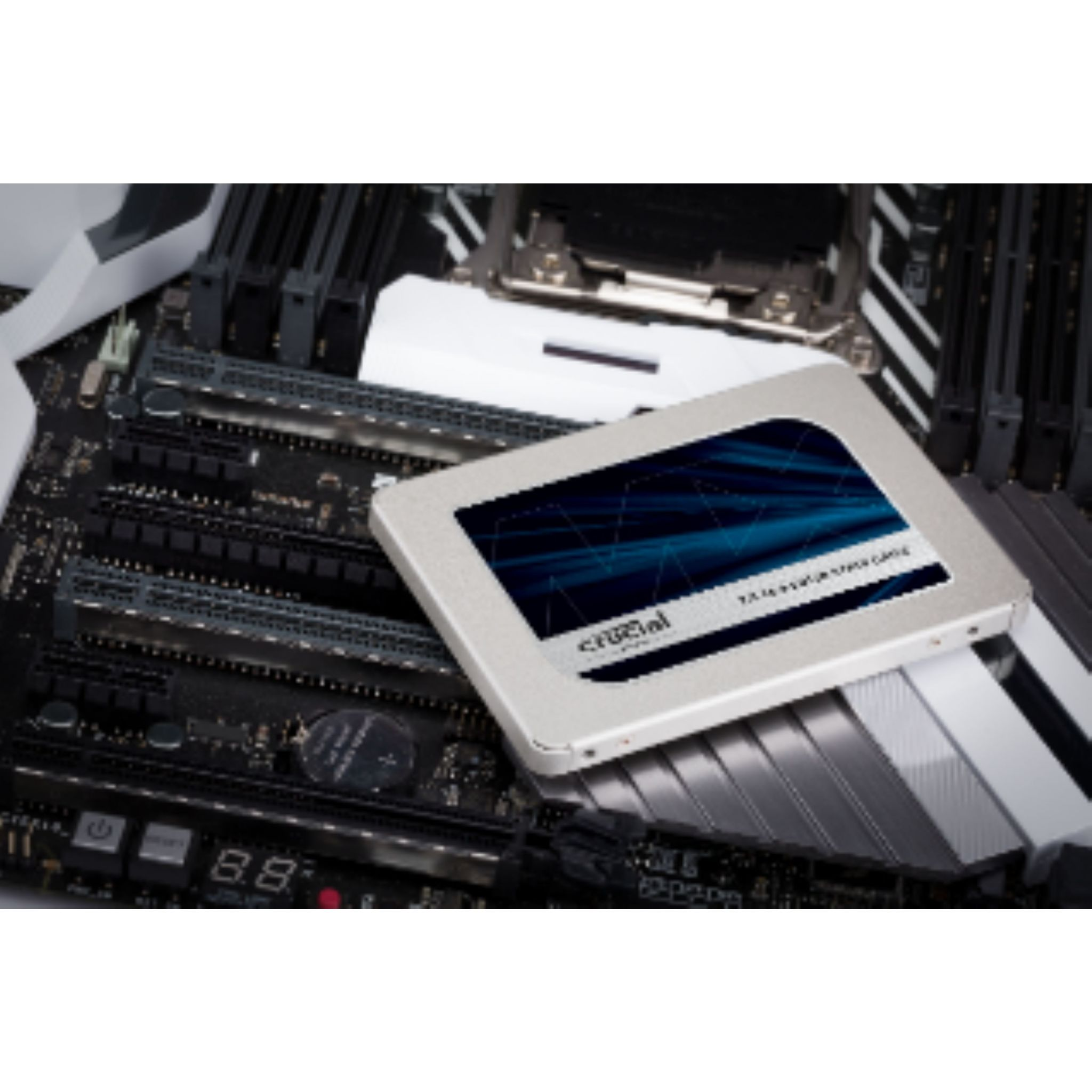 SSD plateada en una placa base con otros componentes. La SSD tiene un diseño azul.