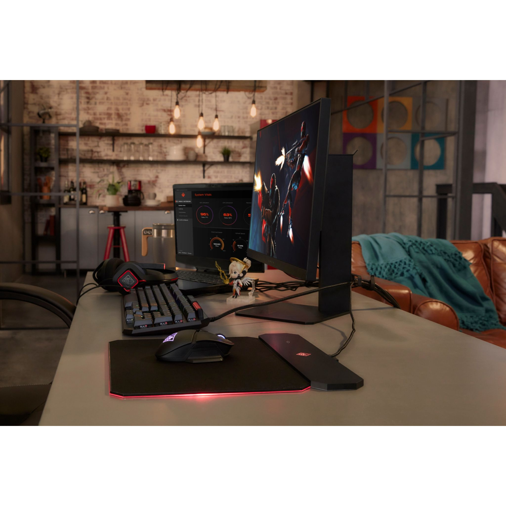 Configuration de jeu. Moniteur, clavier, souris, tapis de souris, haut-parleurs et une figurine.