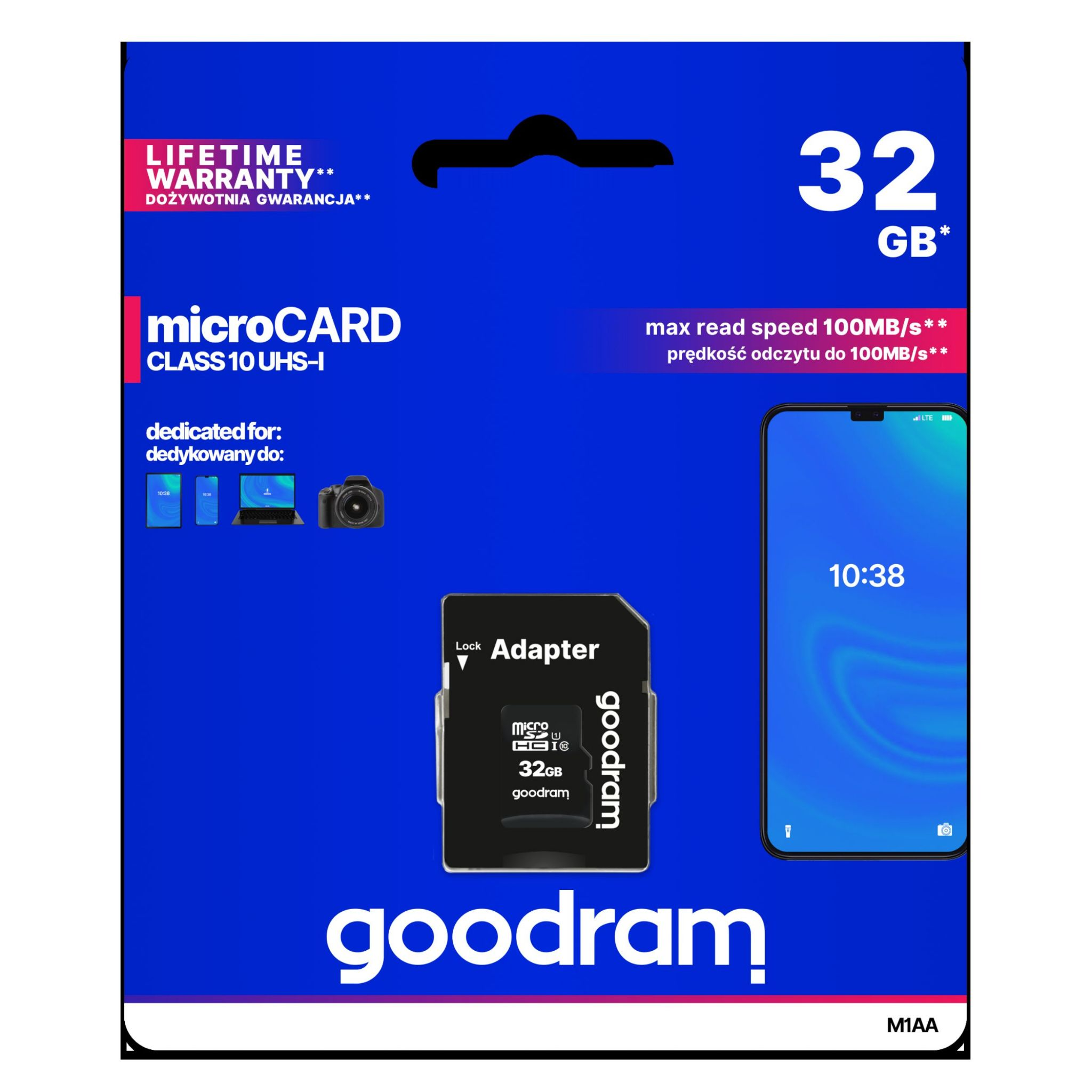 Tarjeta MicroSD en una caja con un teléfono inteligente mostrando la hora. La tarjeta tiene 32 GB, adaptador. Fondo blanco.