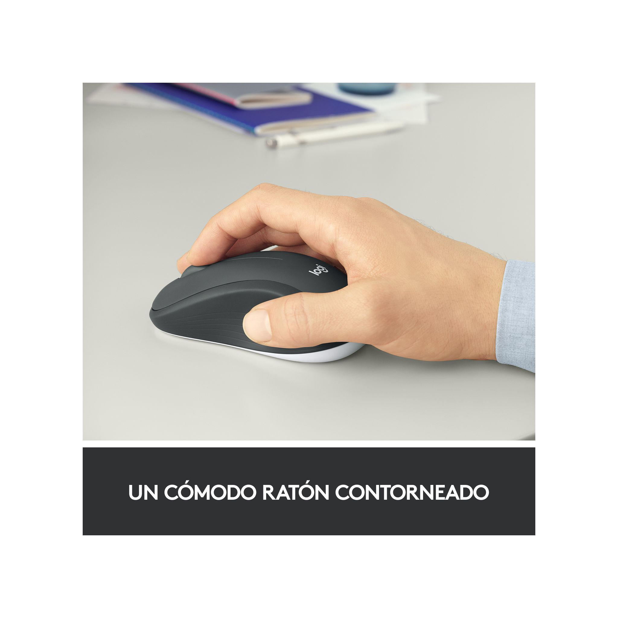 Dłoń trzymająca szarą mysz. Mysz to model Logitech. Białe tło.