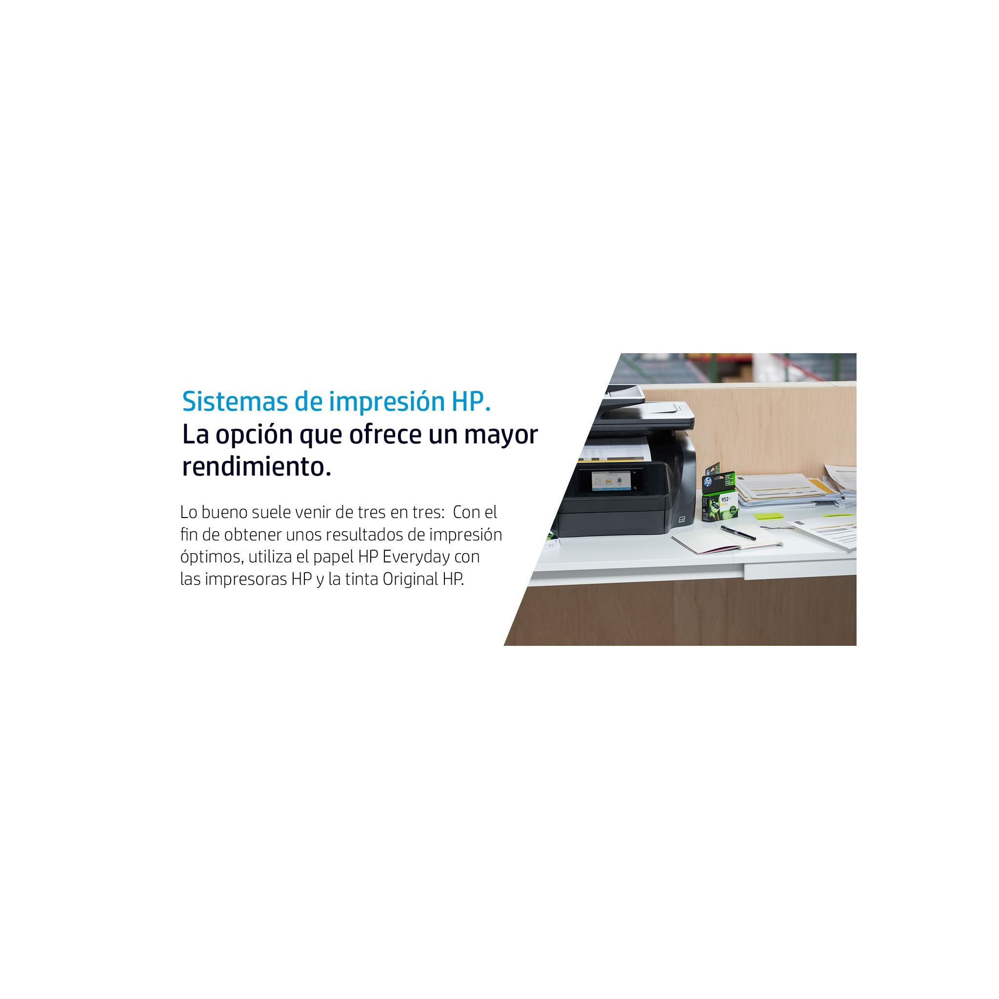 Czarna drukarka HP stoi na biurku. Tło pokazuje biuro z papierami. Biała powierzchnia.