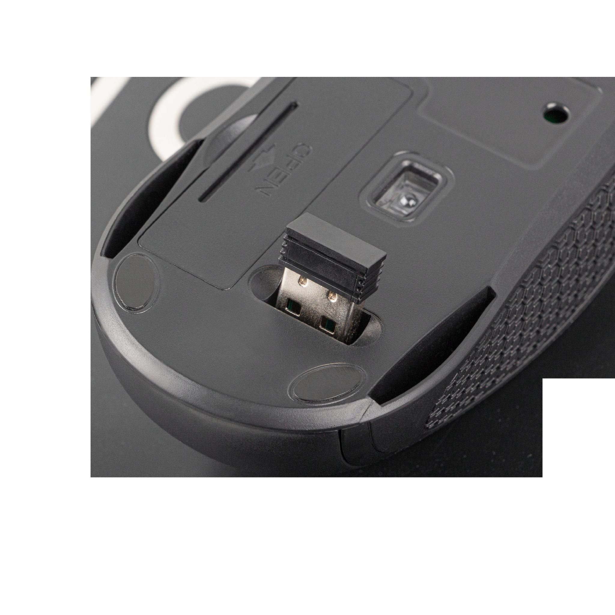 Spód czarnej myszy z odbiornikiem USB. Mysz ma teksturowaną powierzchnię.