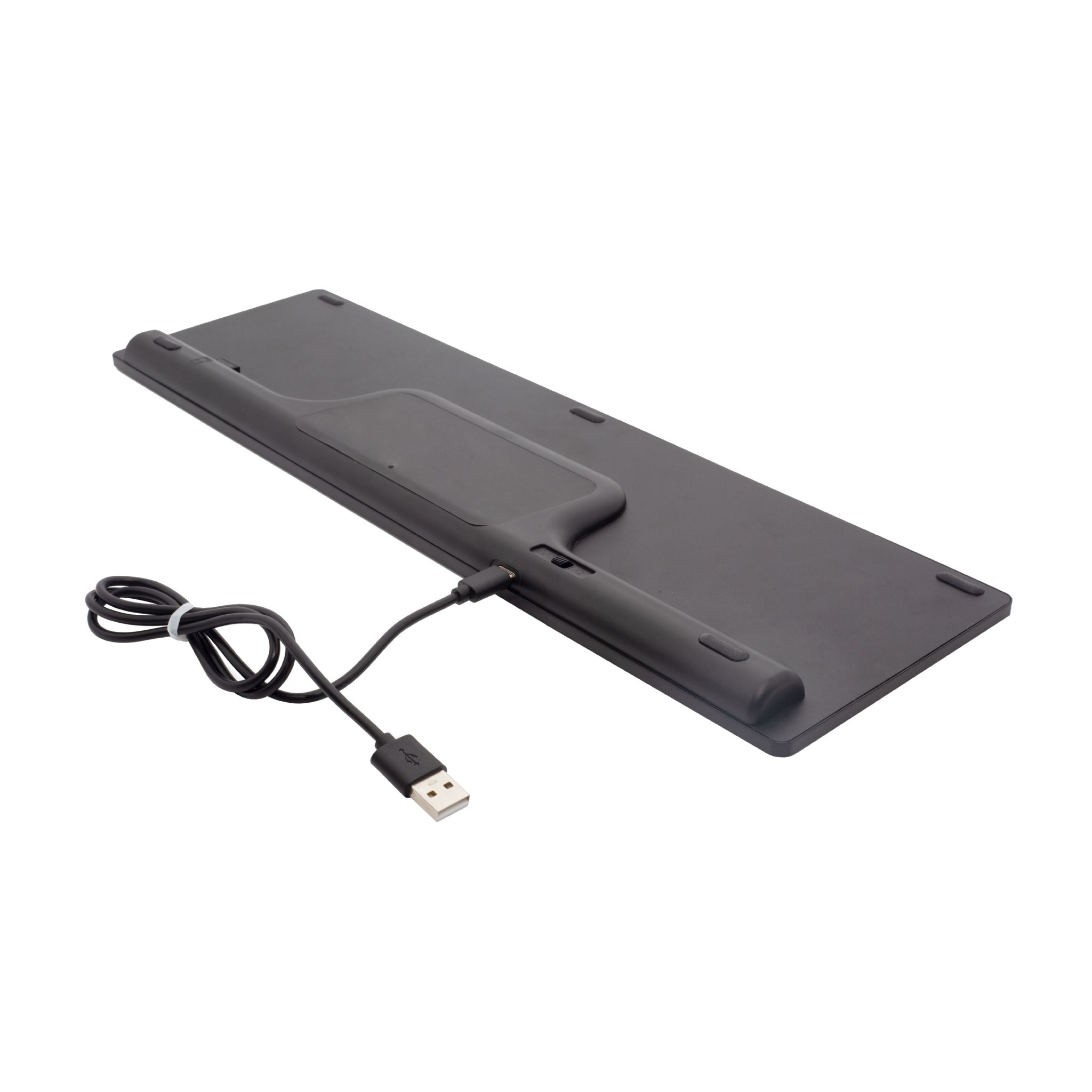 La parte inferior de un teclado negro con un cable USB conectado.