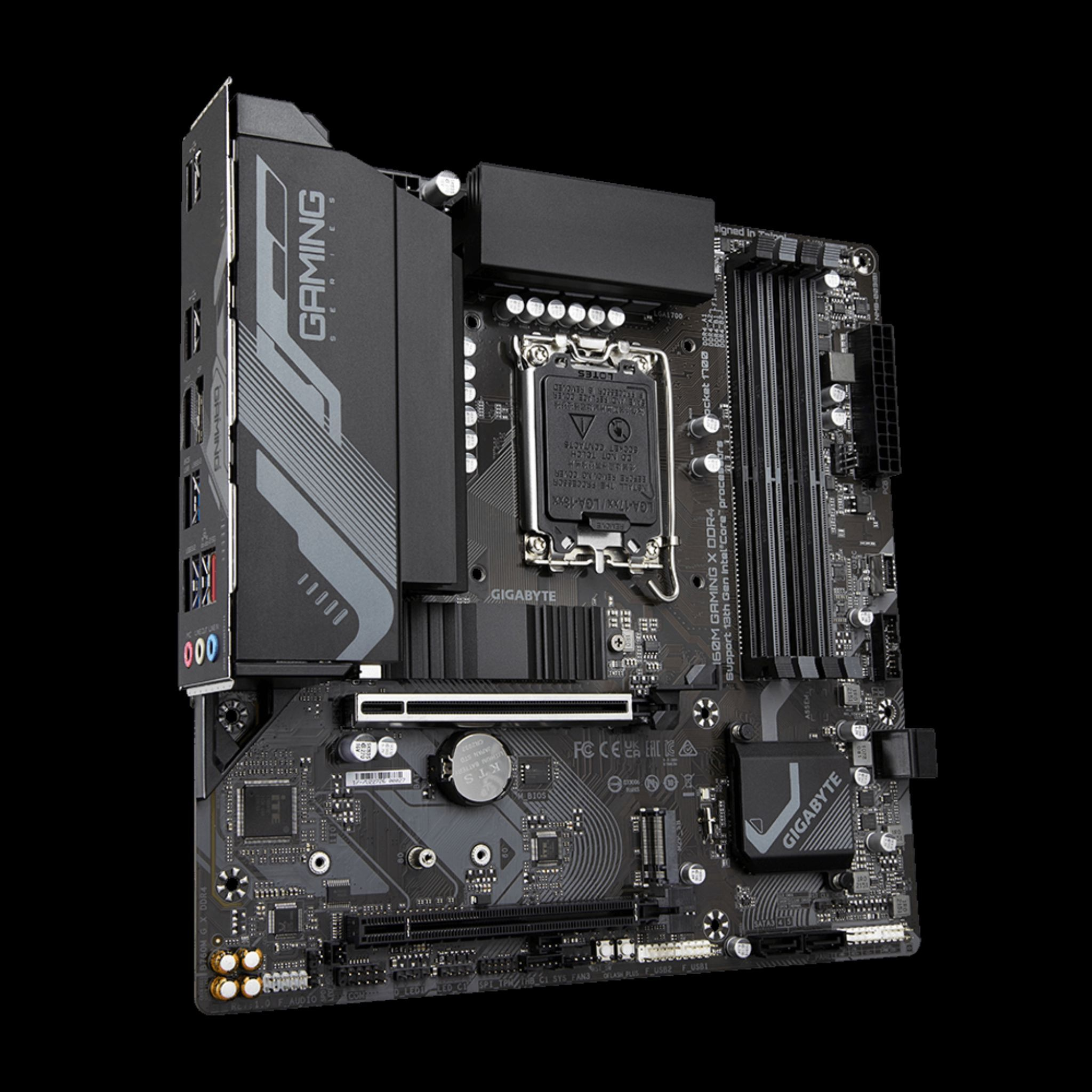 Soğutucular ve çeşitli bağlantı noktaları ile oyun anakartı. Gigabyte logosu.