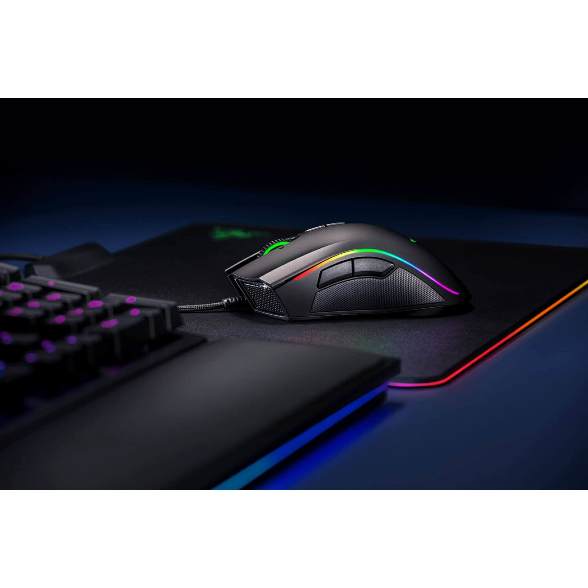 Gaming-Maus auf schwarzem Mauspads. RGB-Beleuchtung.