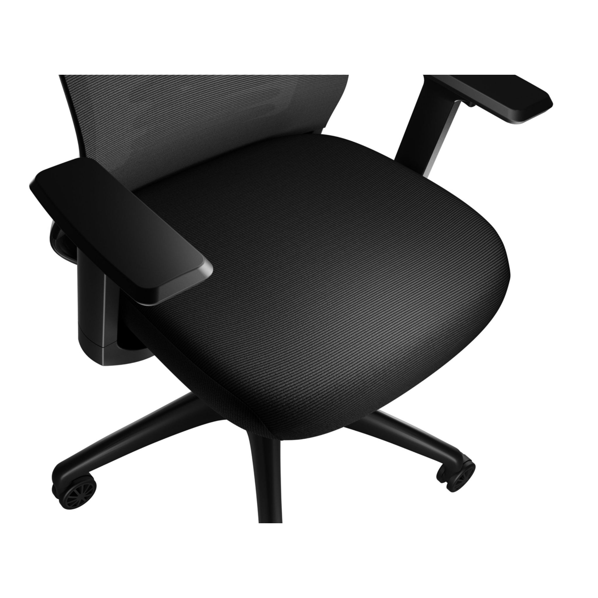 Asiento y apoyabrazos de silla de oficina negra. Se ven ruedas en la base.
