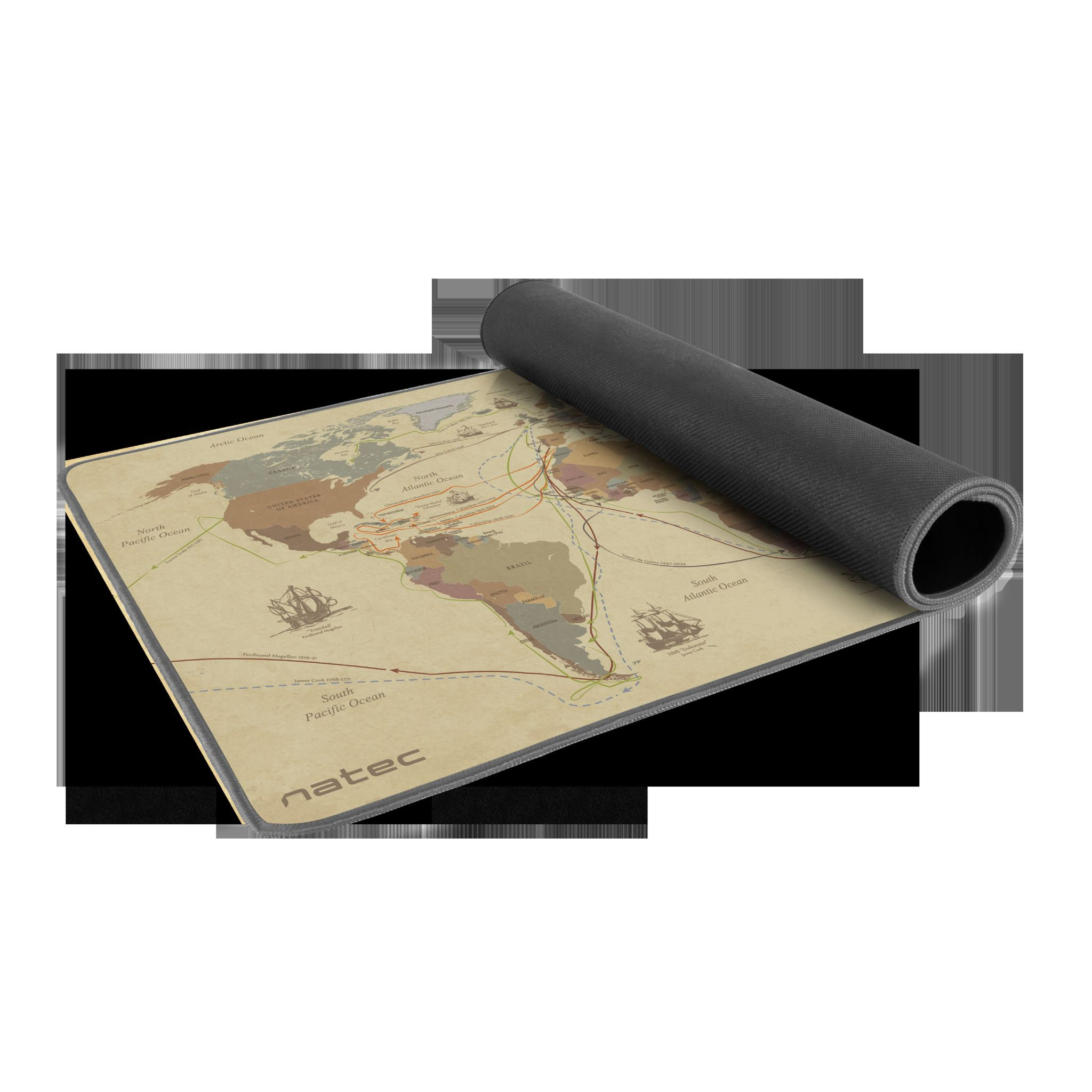 Alfombrilla de ratón con mapa del mundo y respaldo enrollado. La marca es visible. El mapa es de estilo antiguo.