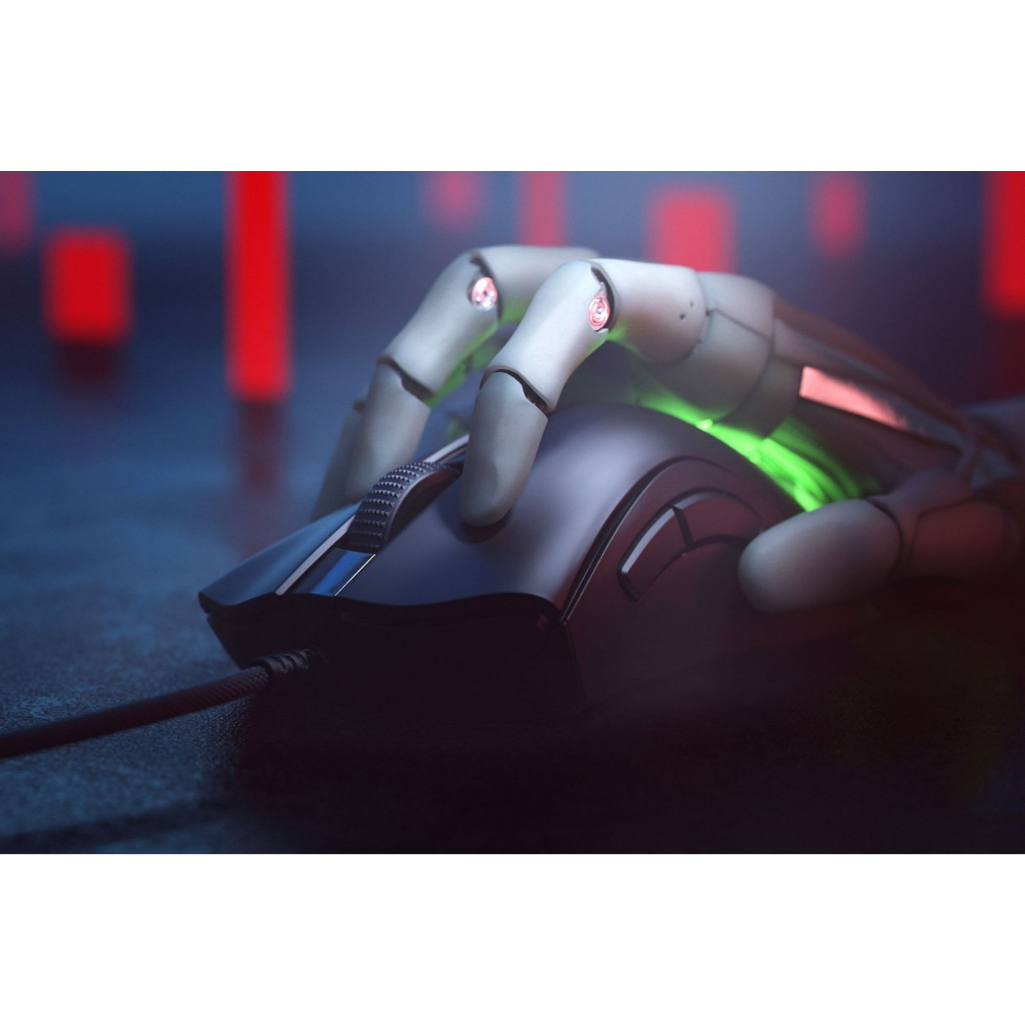 Roboterhand hält schwarze Maus, rote und grüne Lichter, dunkler Hintergrund.