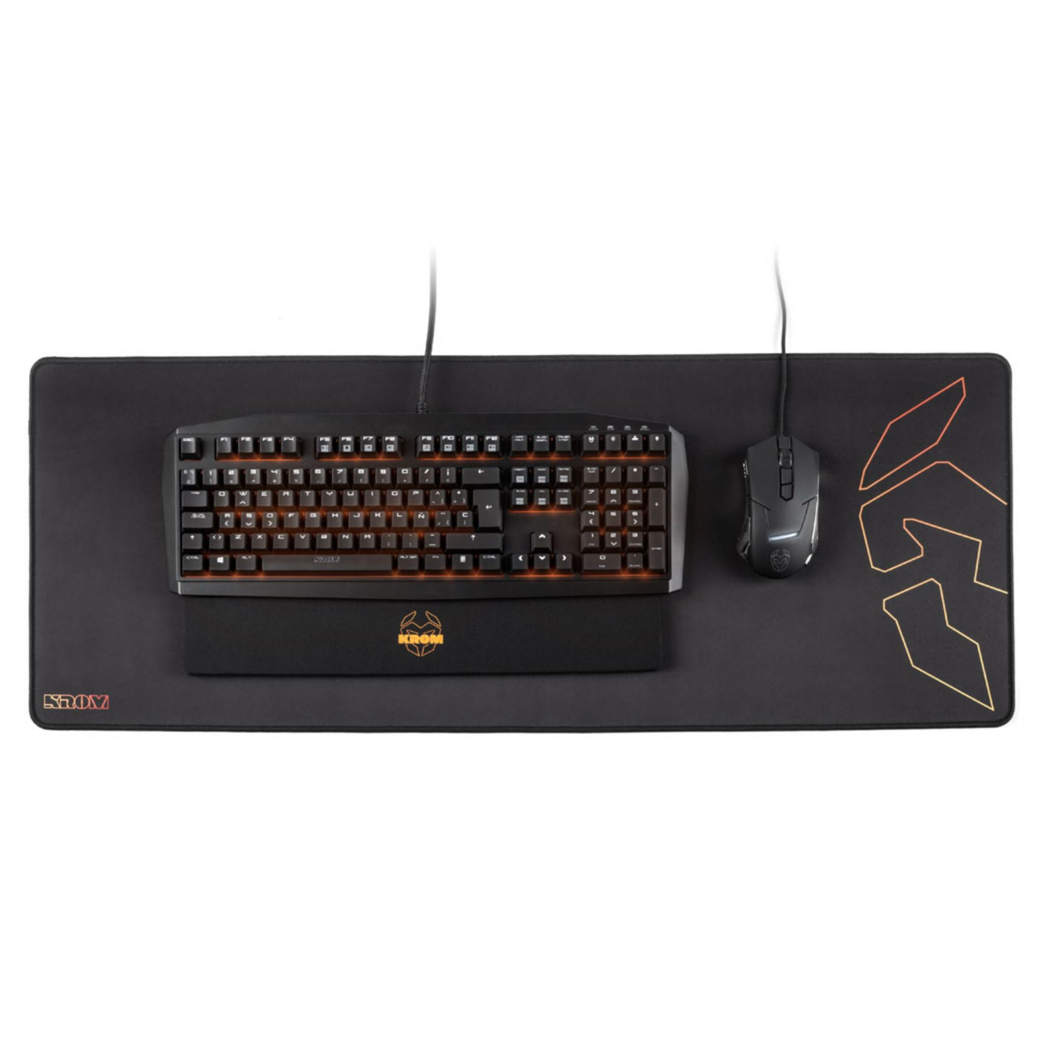 Configuración gaming con teclado, ratón y alfombrilla. Todo negro con detalles naranja.