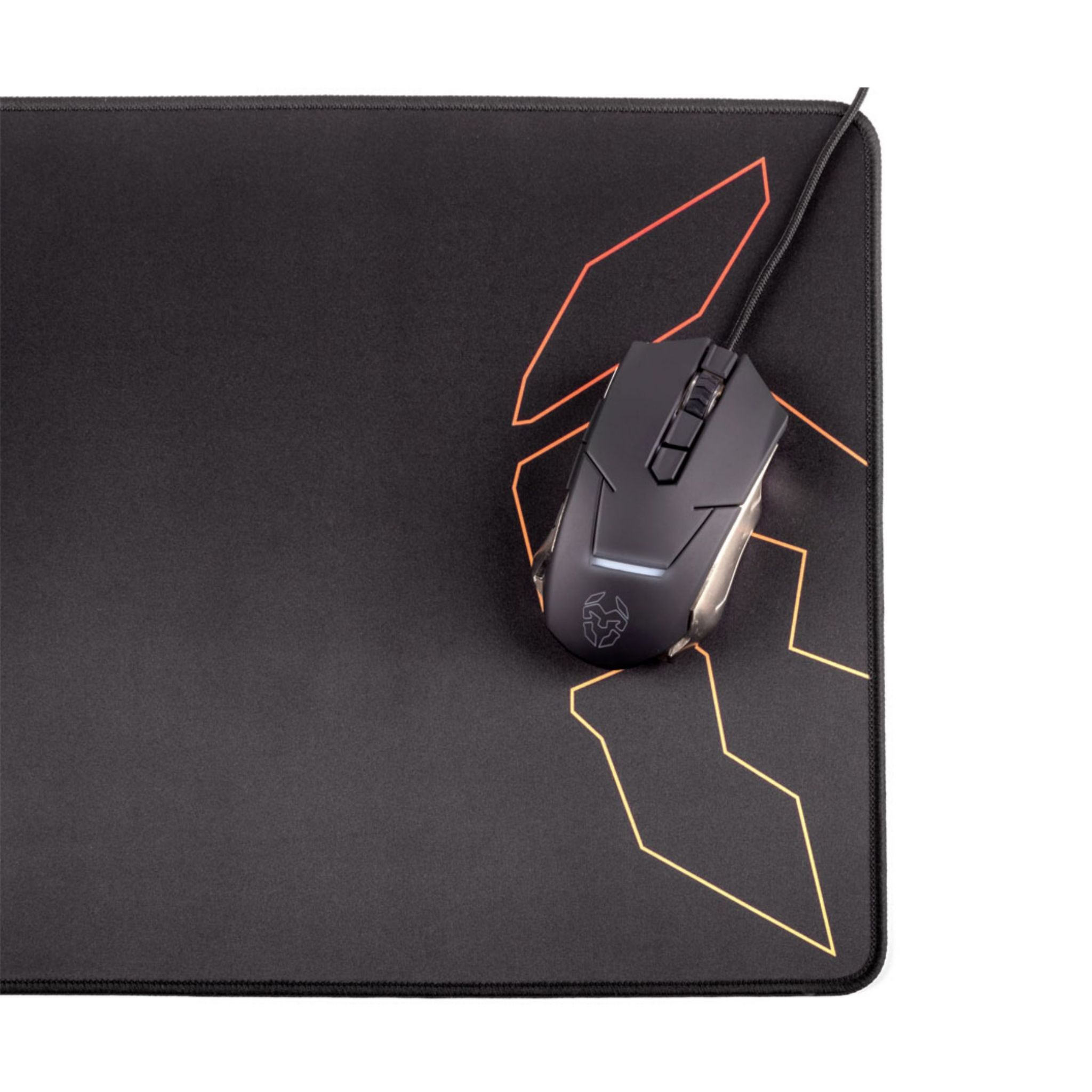 Ratón gaming negro sobre una alfombrilla negra con diseño naranja.