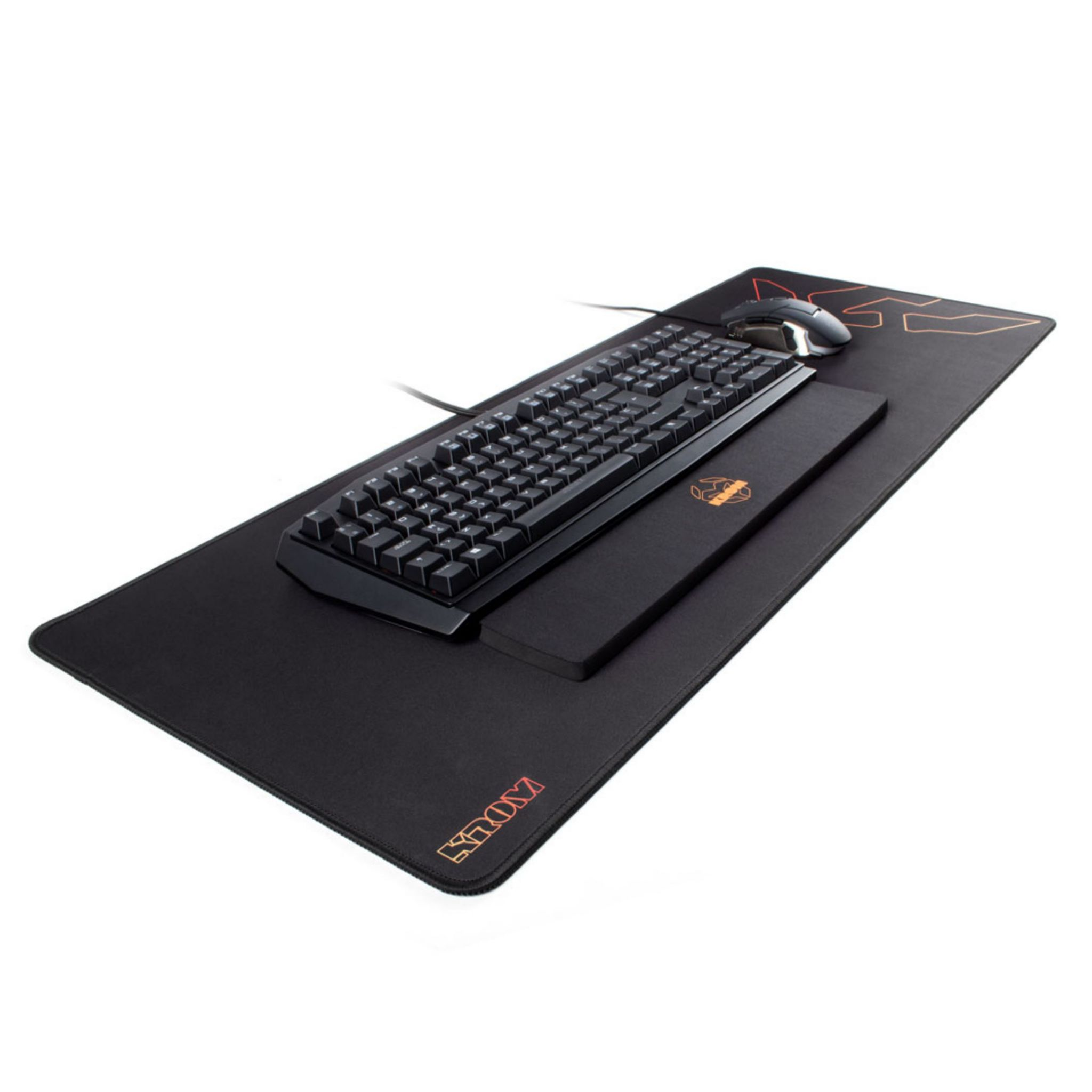 Configuración de escritorio negra: teclado, reposamuñecas y ratón sobre una alfombrilla grande, fondo blanco.