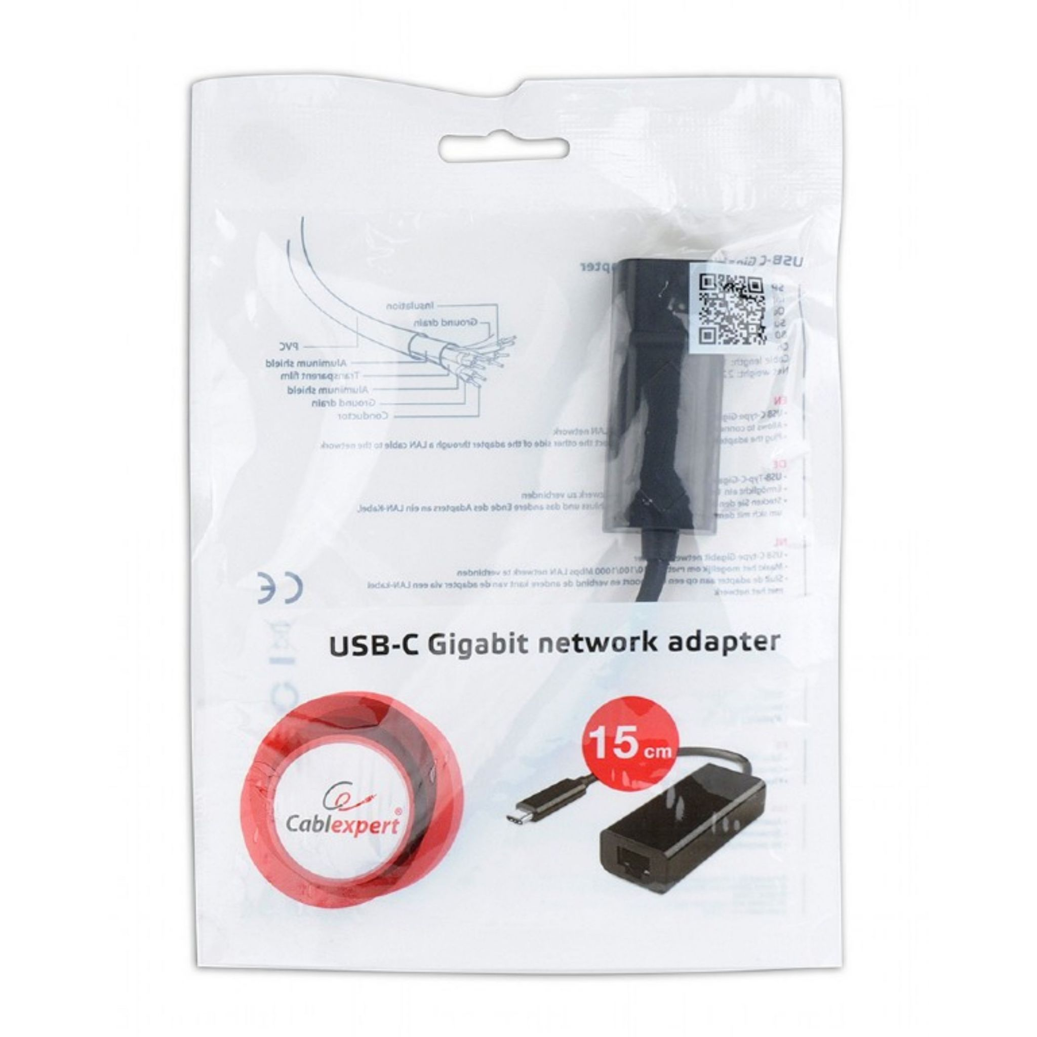 Adaptador de red Gigabit USB-C en un paquete de plástico. Adaptador negro con texto blanco. Fondo blanco.