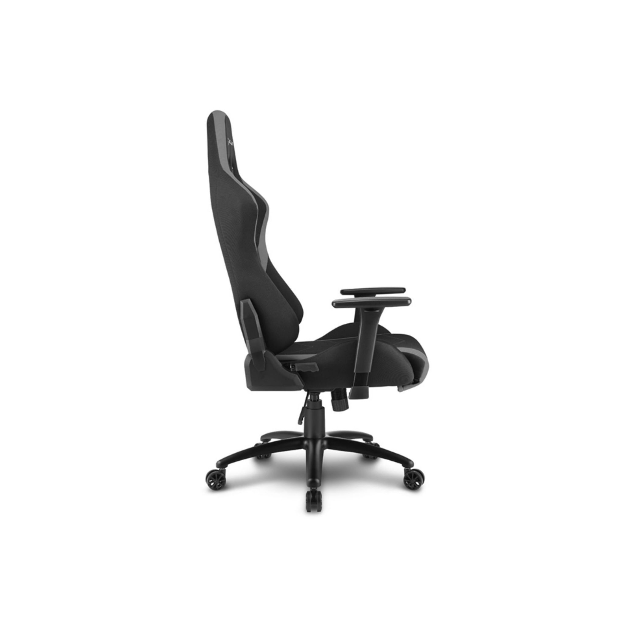 Silla gaming negra de lado sobre fondo blanco.