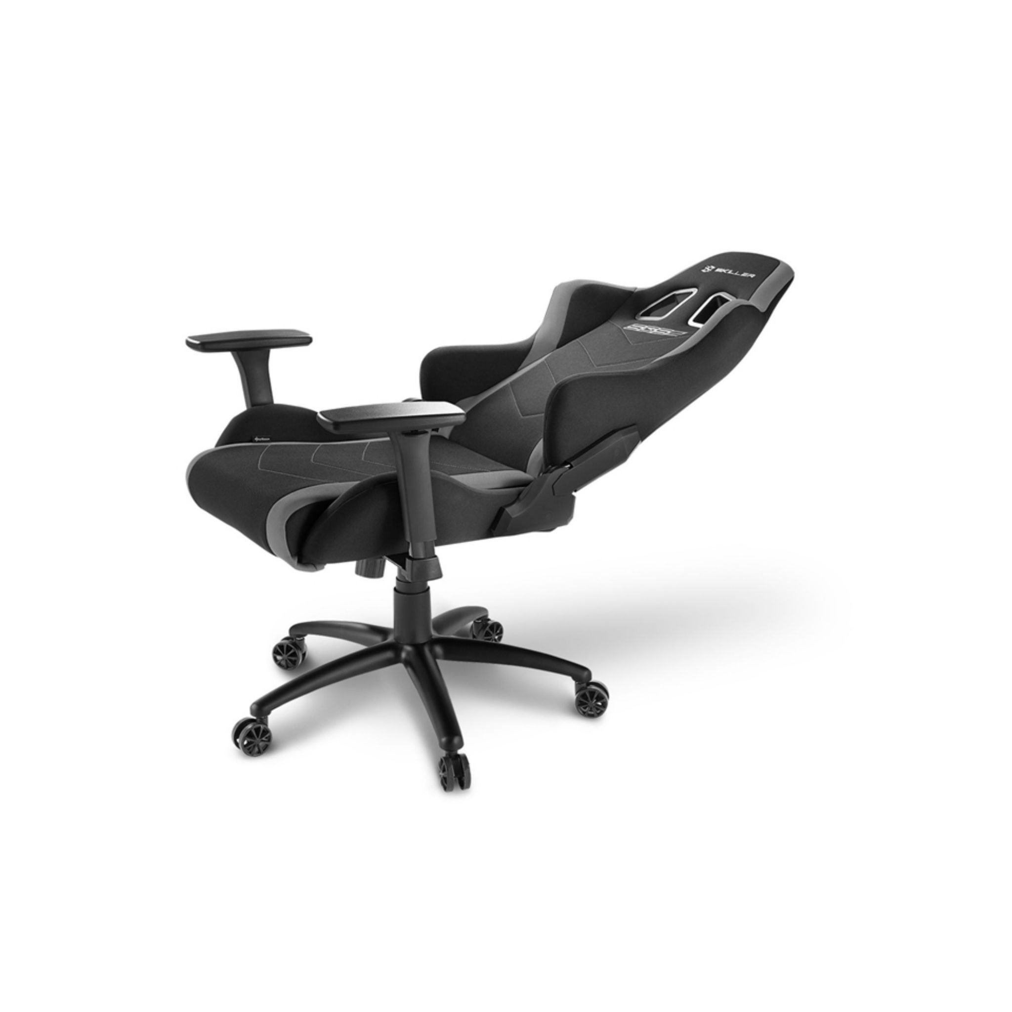 Una silla gaming negra con detalles grises. Tiene reposacabezas y reposabrazos.