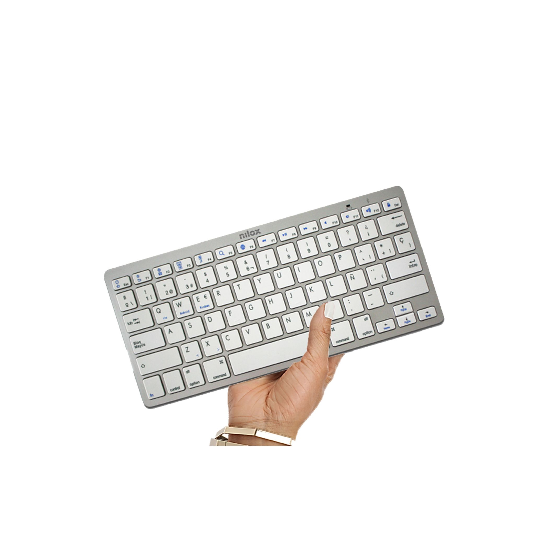 Eine Hand, die eine silberne Nilox-Tastatur hält. Die Tastatur hat weiße Tasten und ein Standard-Layout.