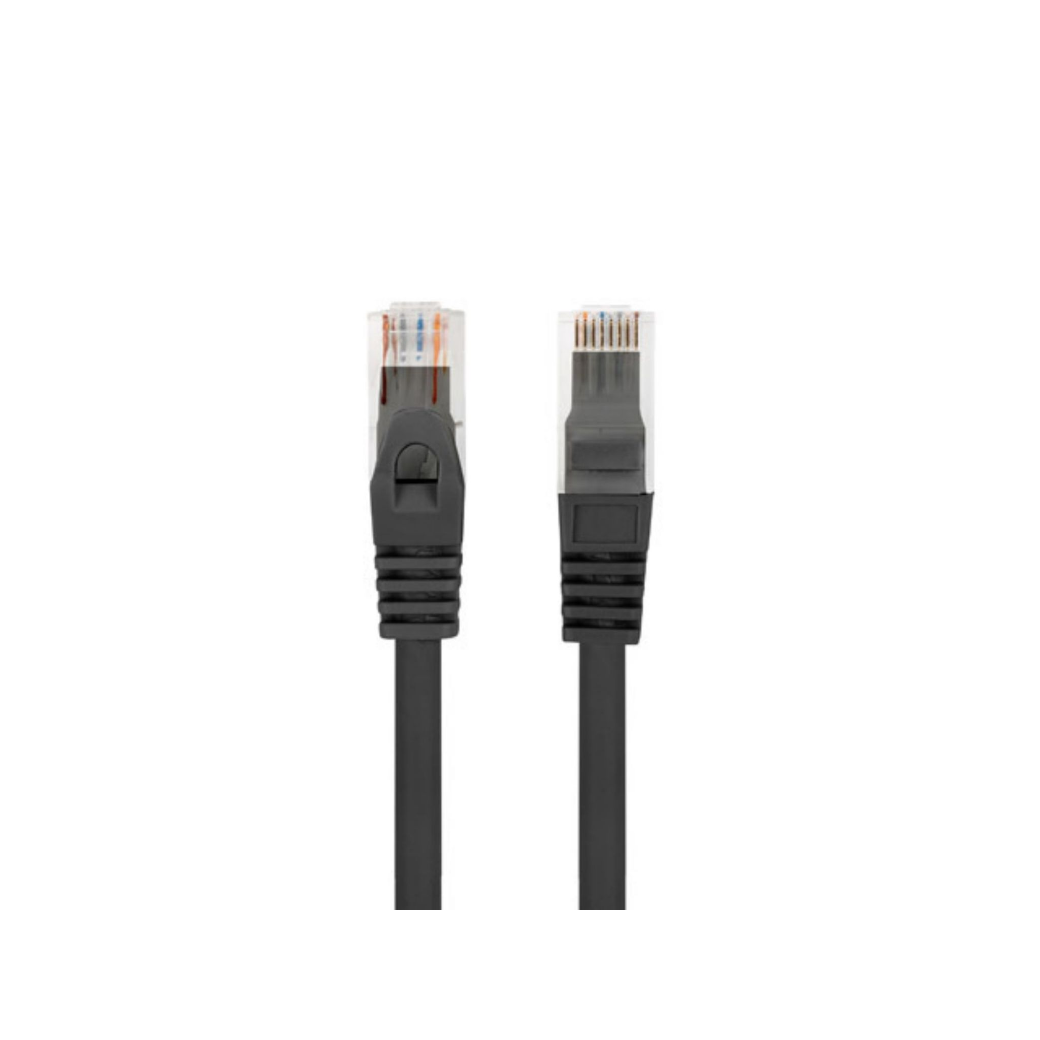 Deux câbles Ethernet noirs avec des connecteurs transparents. Ils sont côte à côte sur fond blanc.