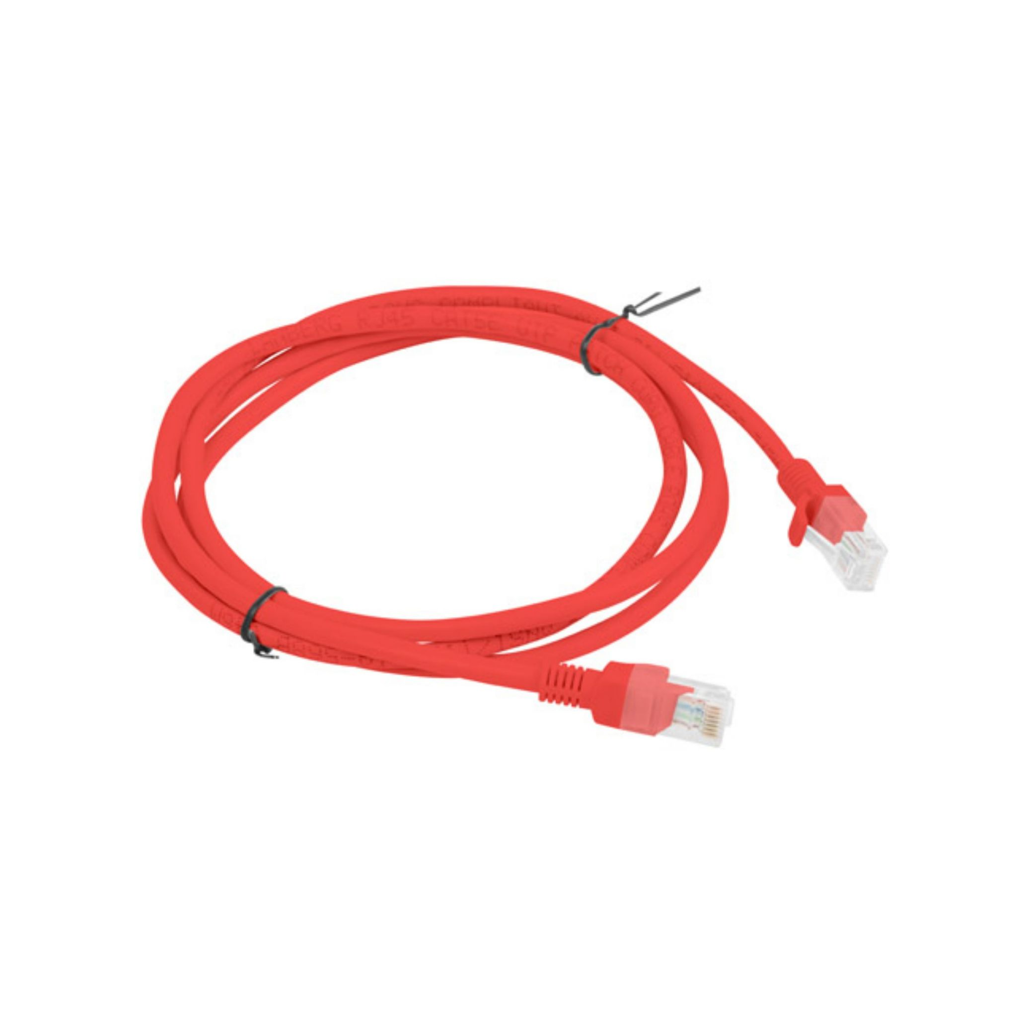 Câble réseau rouge avec connecteurs RJ45 aux deux extrémités, enroulé.
