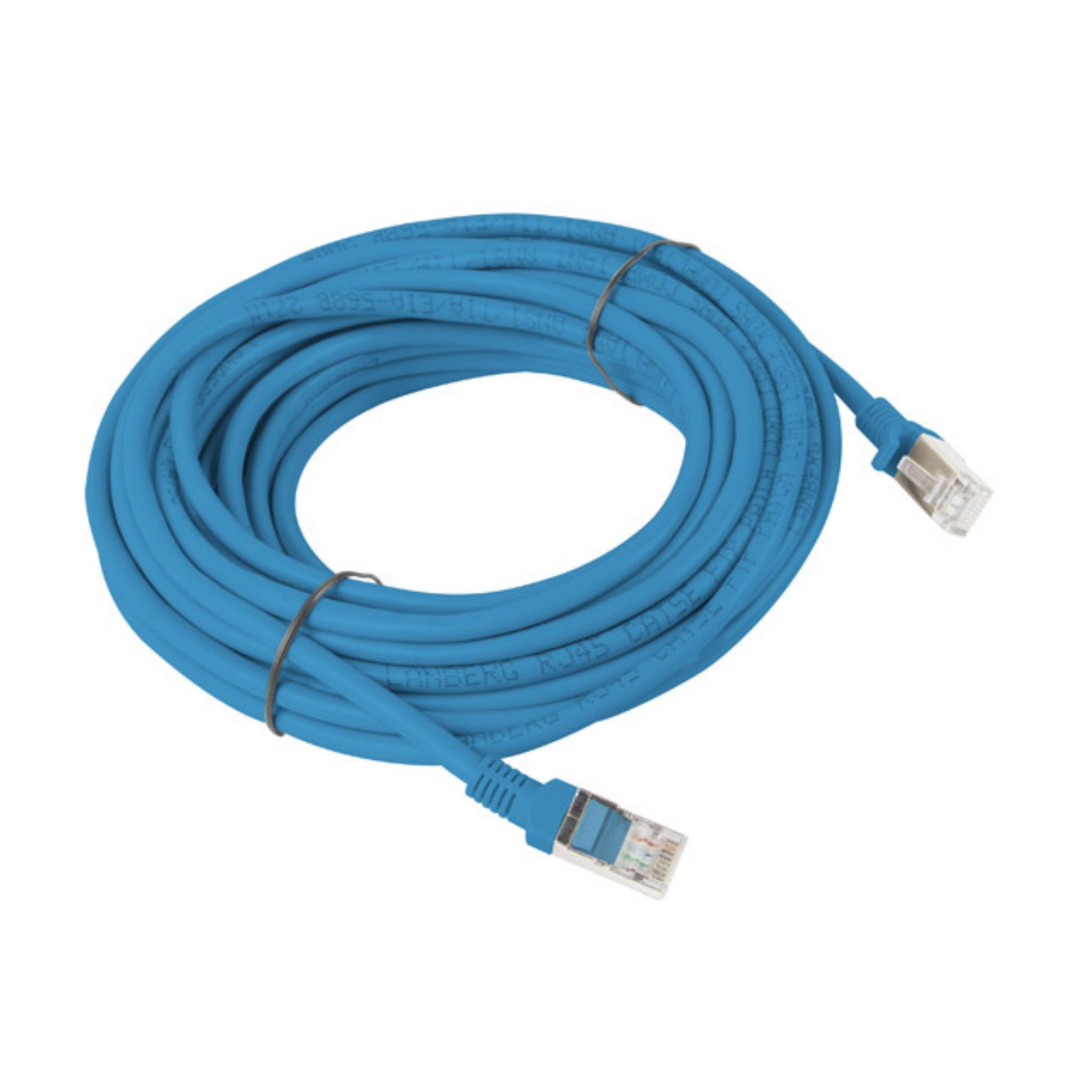 Câble réseau bleu enroulé, avec des connecteurs RJ45 à chaque extrémité.