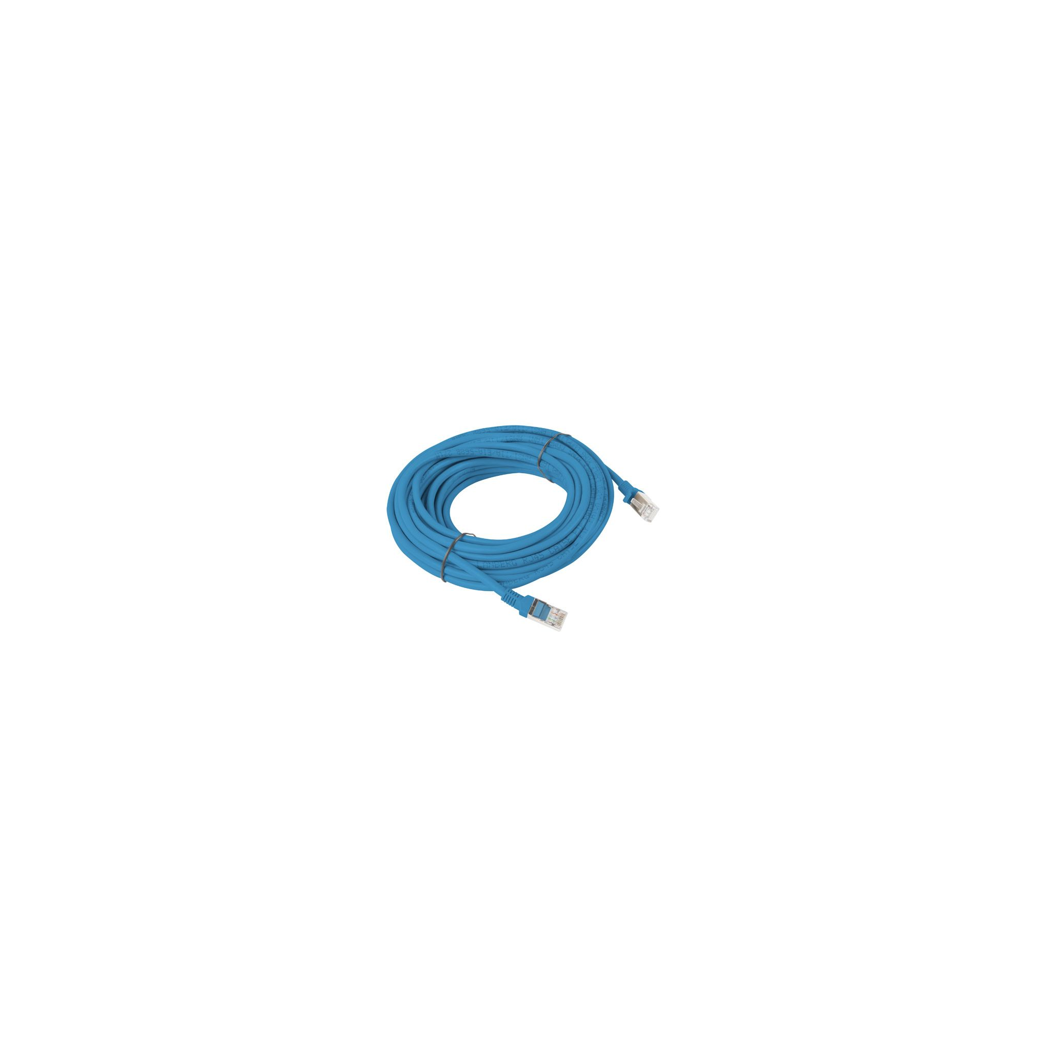 Un câble Ethernet bleu enroulé sur fond blanc, avec des connecteurs aux deux extrémités.
