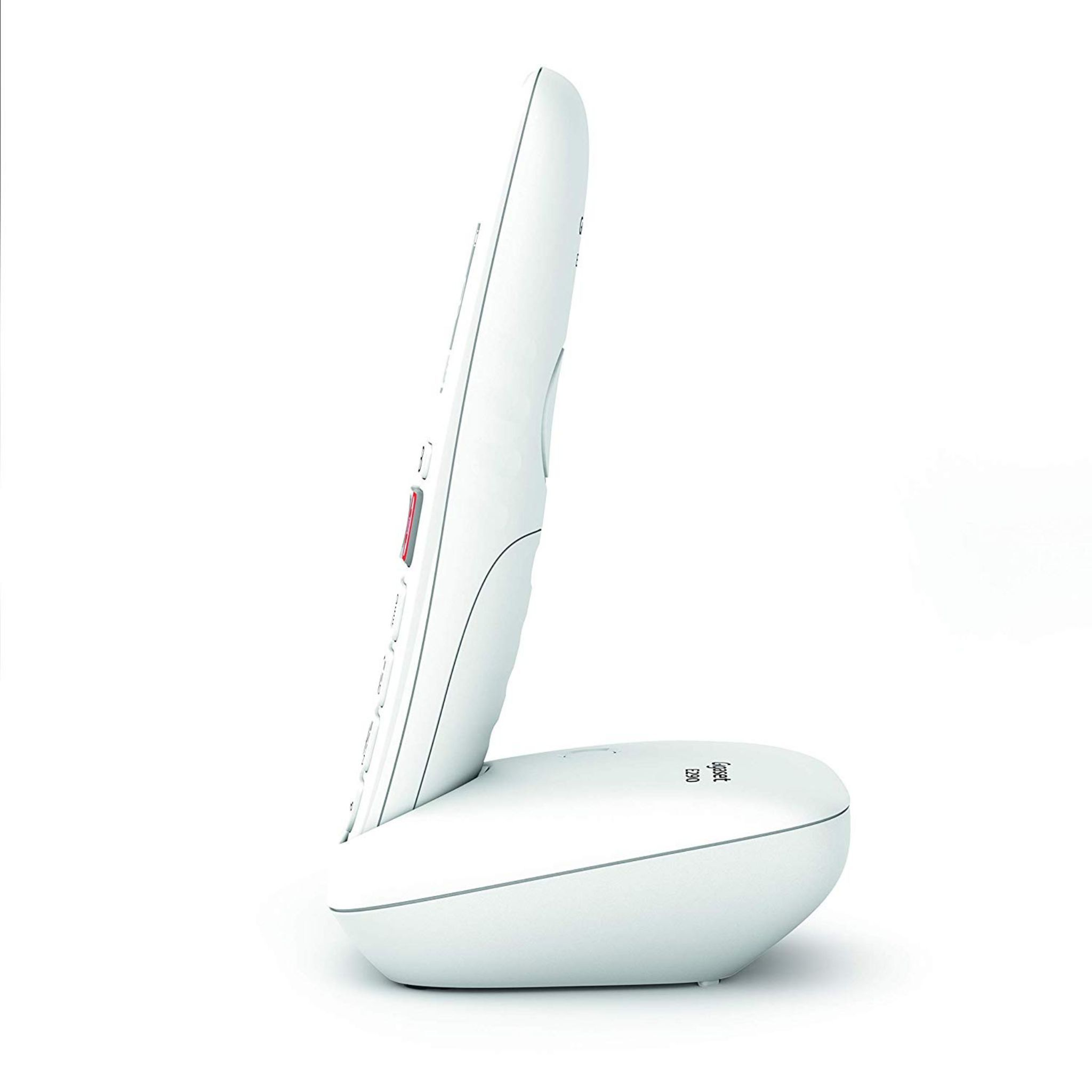 Teléfono inalámbrico blanco en su base de carga. Teléfono y base blancos sobre fondo blanco.