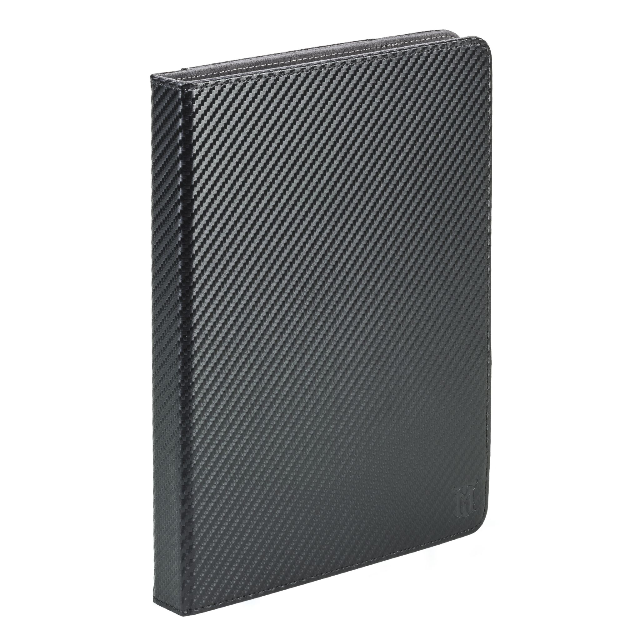 Una custodia per tablet nera chiusa. Ha una trama in fibra di carbonio. Vista diagonale. Sfondo bianco.