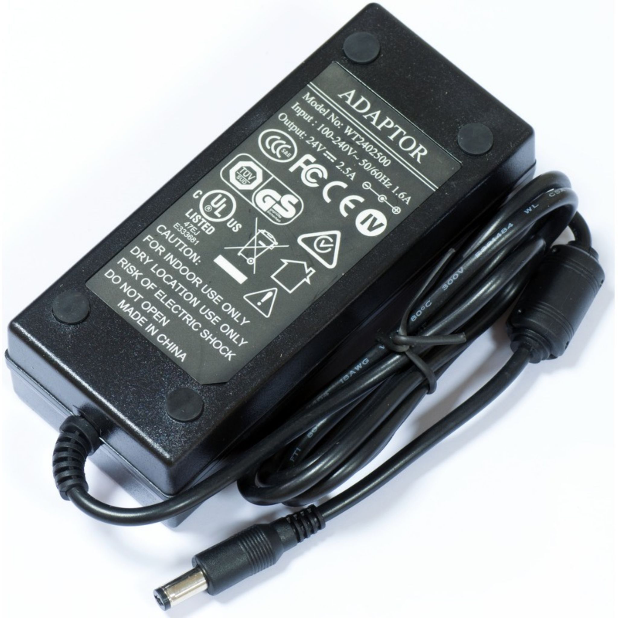 Adaptador de corriente negro con etiqueta y cable de alimentación, sobre fondo blanco.