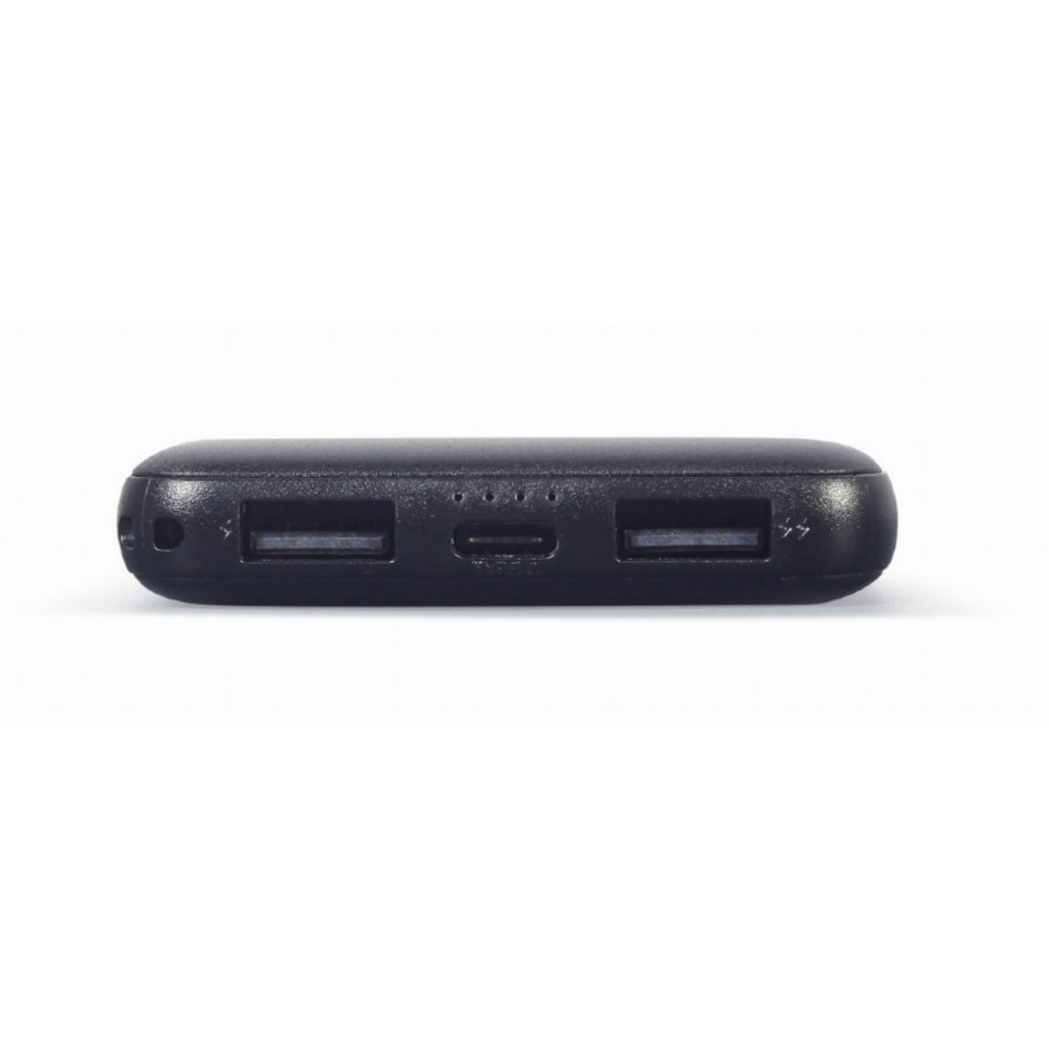 Zwarte powerbank met twee USB-poorten en een micro-USB-poort. Witte achtergrond.
