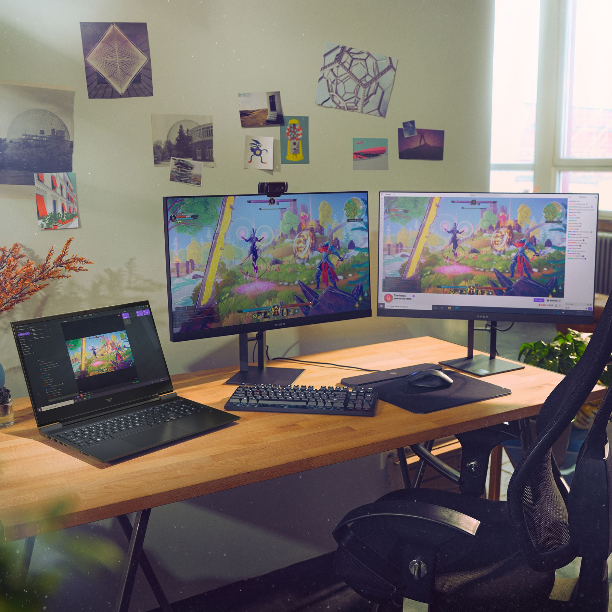 Configuración de escritorio con portátil, dos monitores, teclado, ratón y decoraciones.