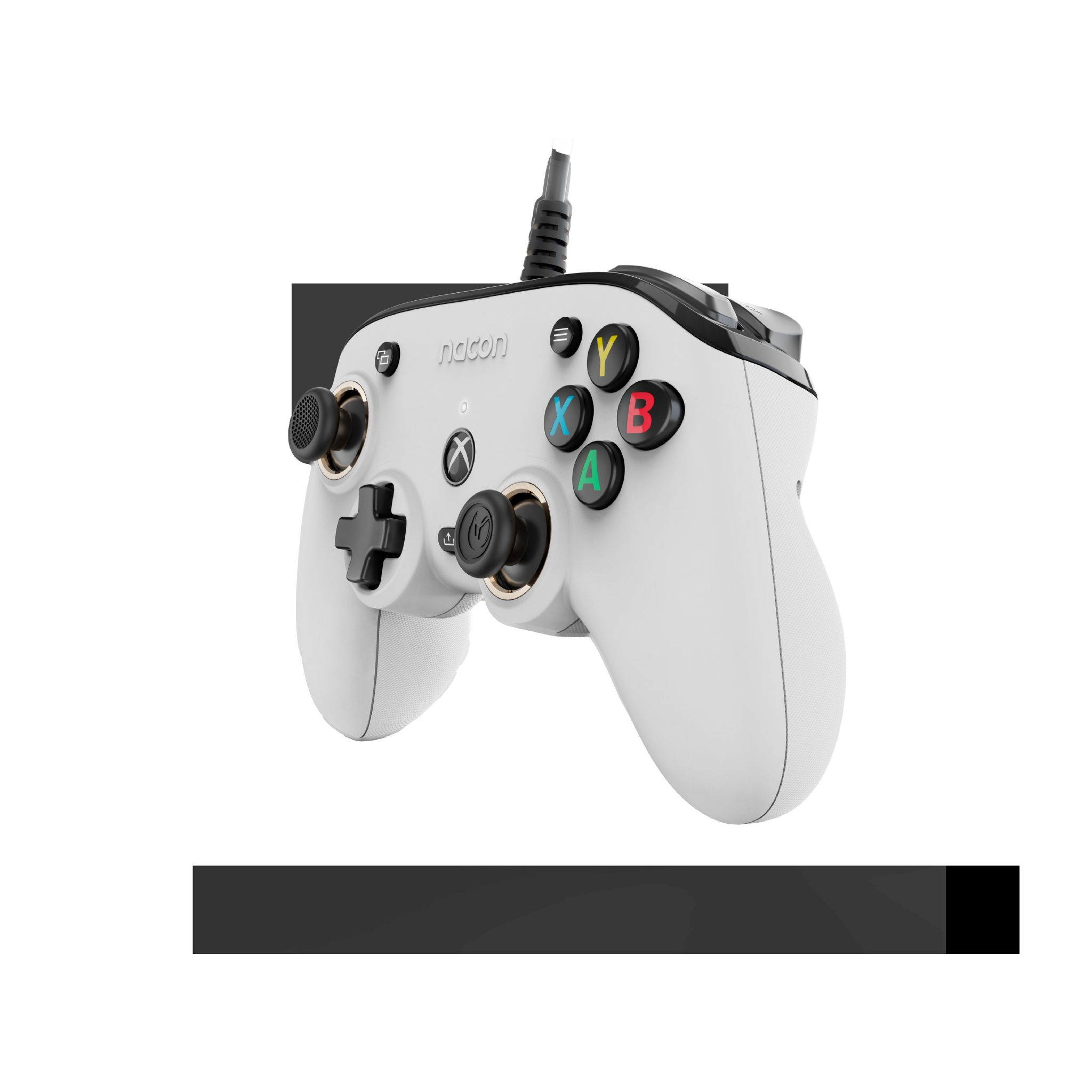 Biały gamepad z kolorowymi przyciskami i czarnym przewodem. Pad jest ustawiony pod kątem na białym tle.